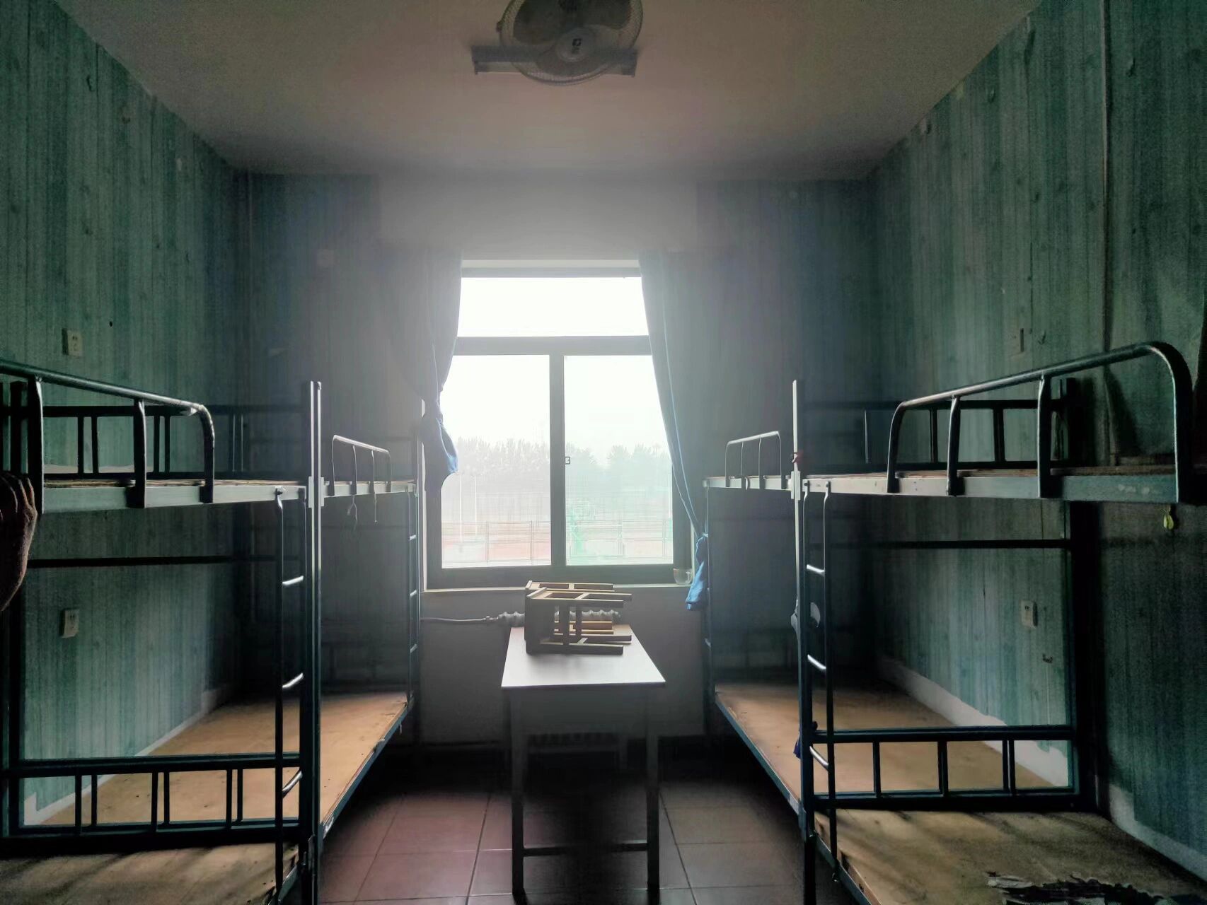 图一:泓苑三号(五号楼)靠近操场那一面,2021年在搬离这栋宿舍楼之前拍