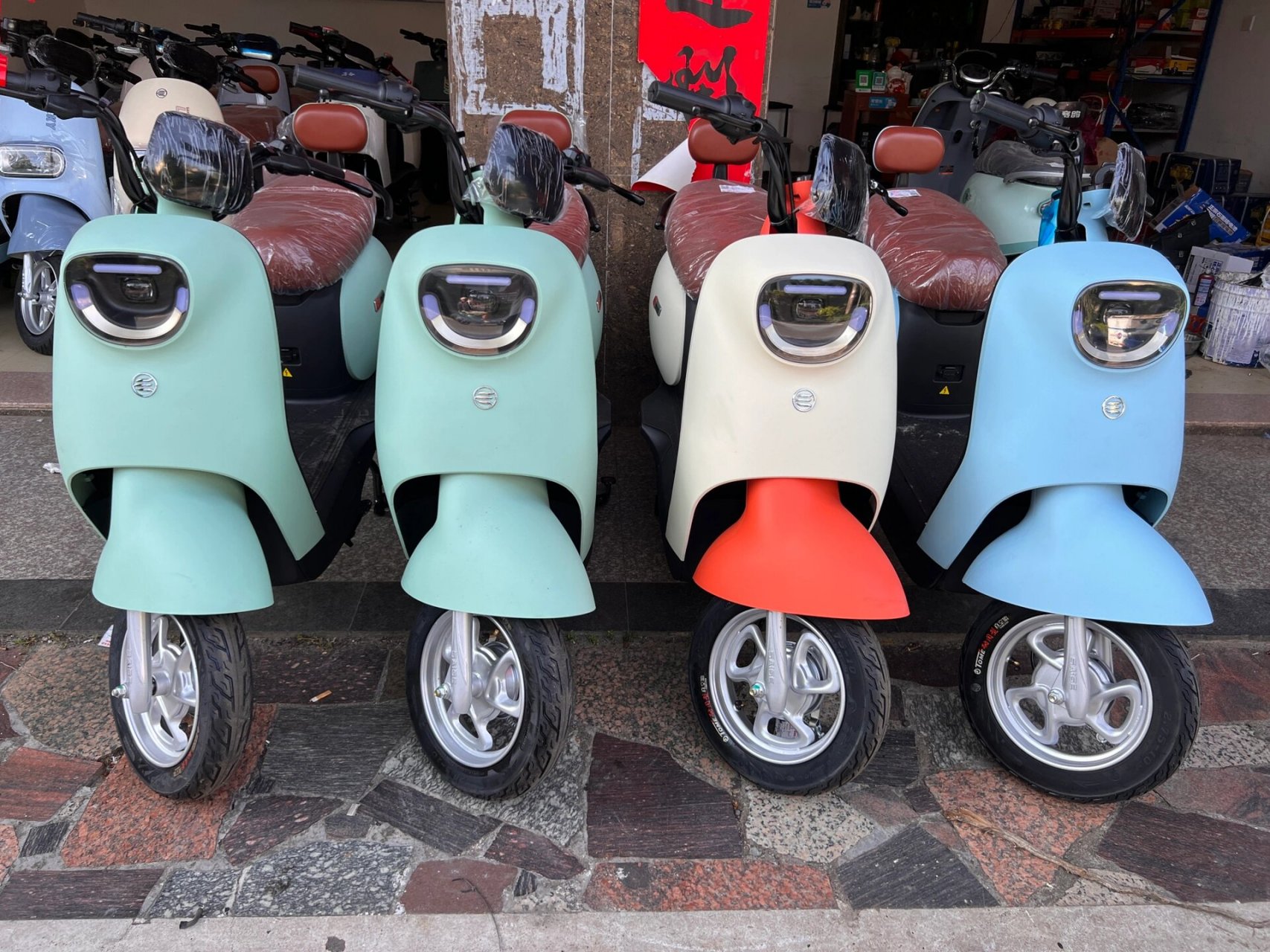 新国标小蓝牌来咯,1999直接开回家 赛鸽电动车 五块大电瓶,长续航