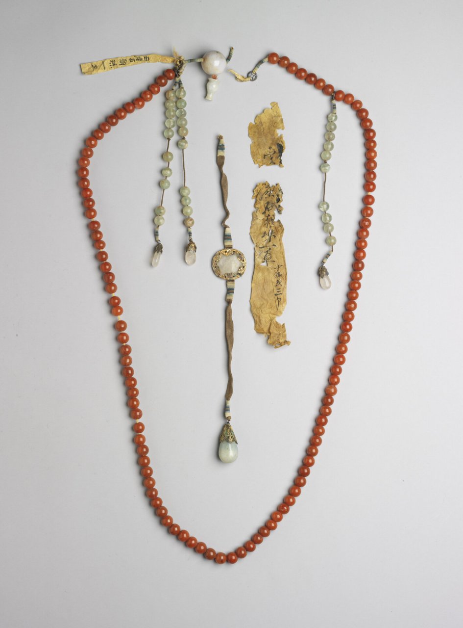 清乾隆红翡翠朝珠,台北故宫博物院藏 珠径1.