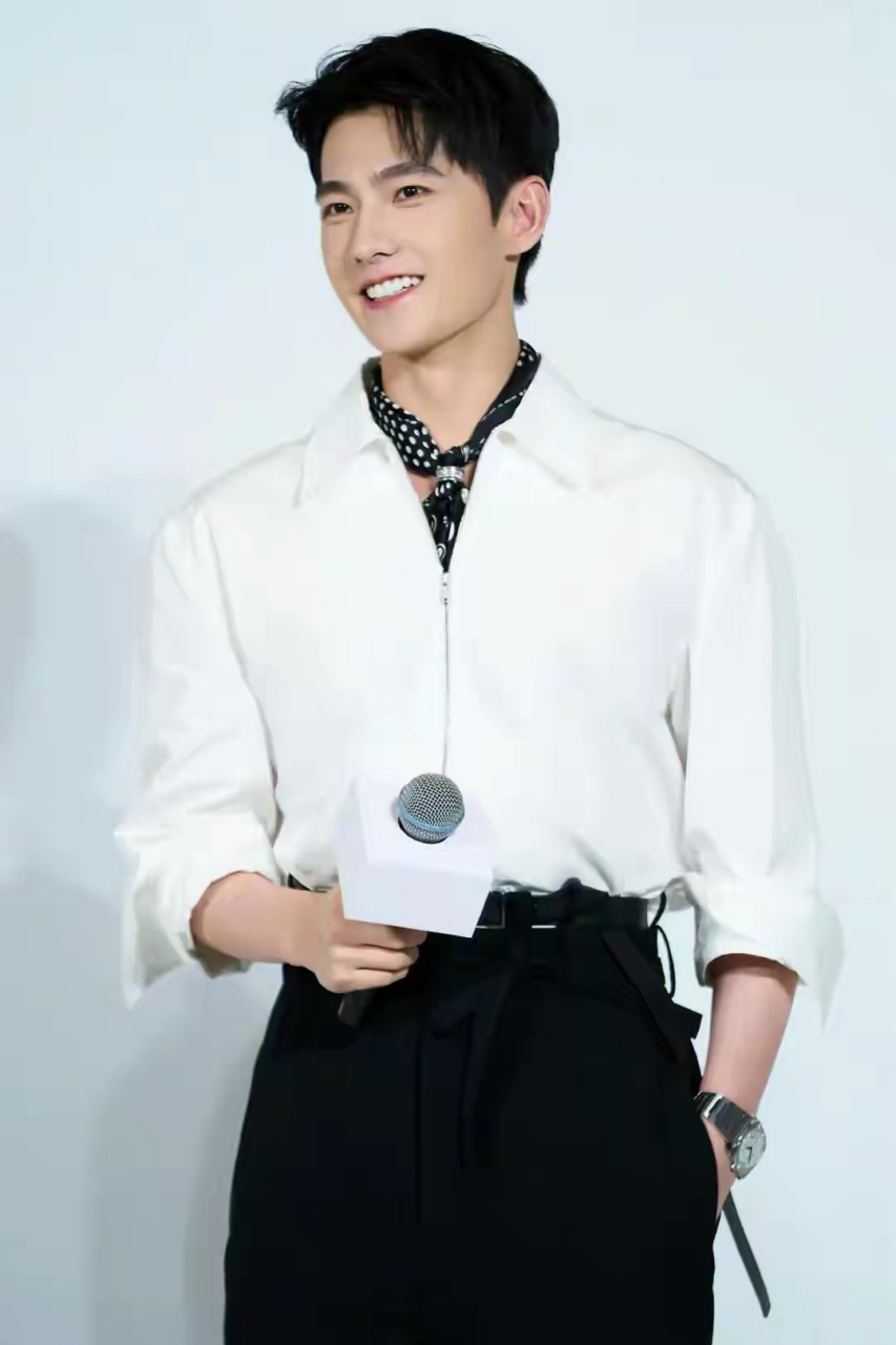 杨洋的偶像包袱很重啊,到哪儿都一副板板正正的样子