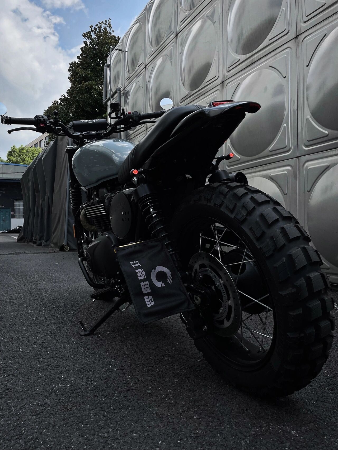 改装|凯旋野性小攀爬scrambler 900 原车大部分银色铝合金件做了阳极