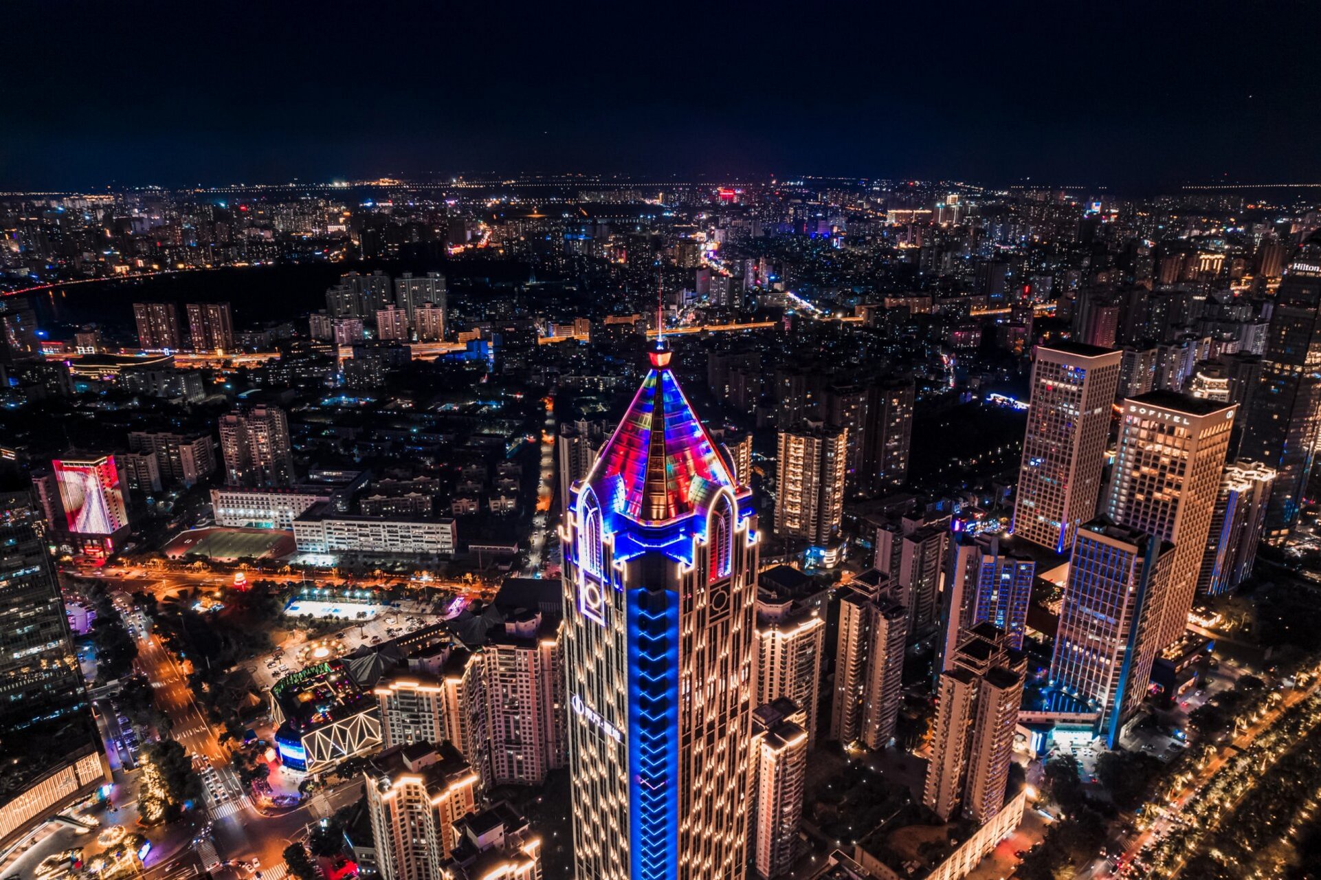 海口湾区地标:置地东方广场 置地东方广场位于海口滨海大道国贸cbd