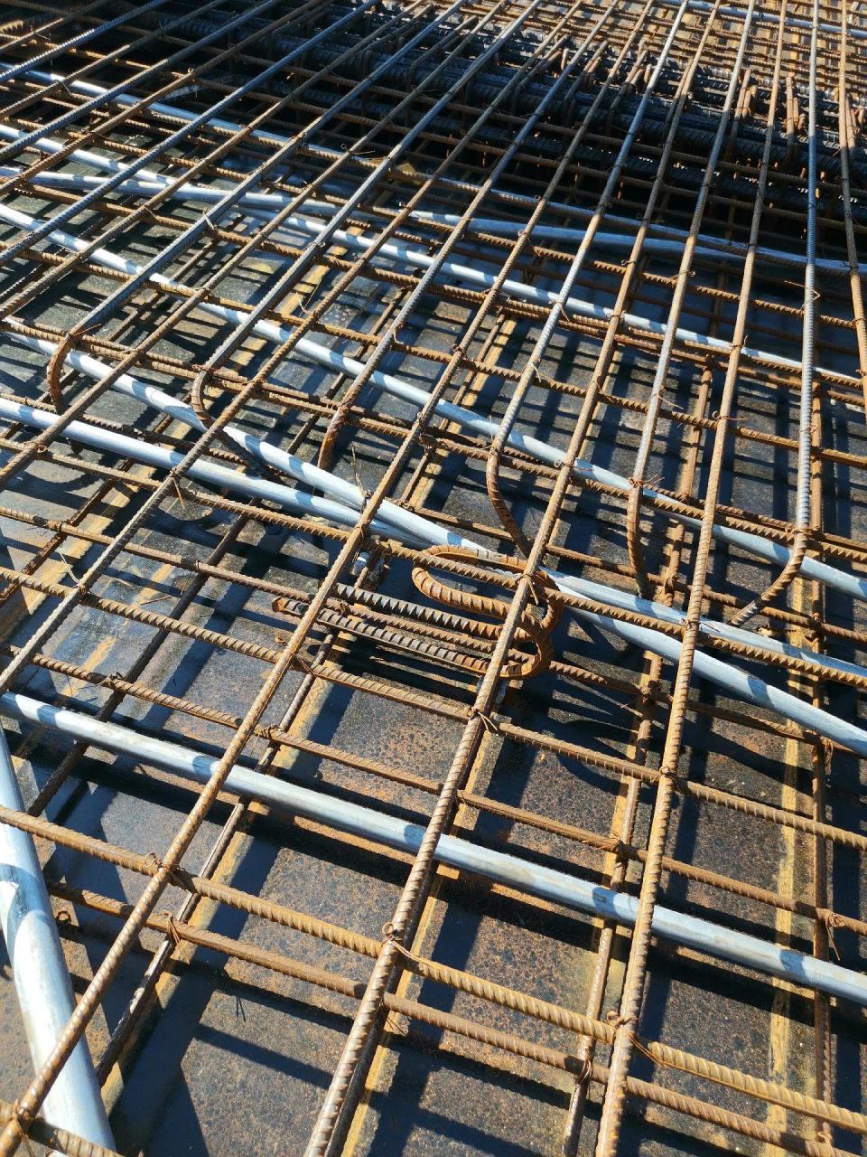 新型顶板马凳的使用方法,感觉强度可以.就是有点浪费钢筋!