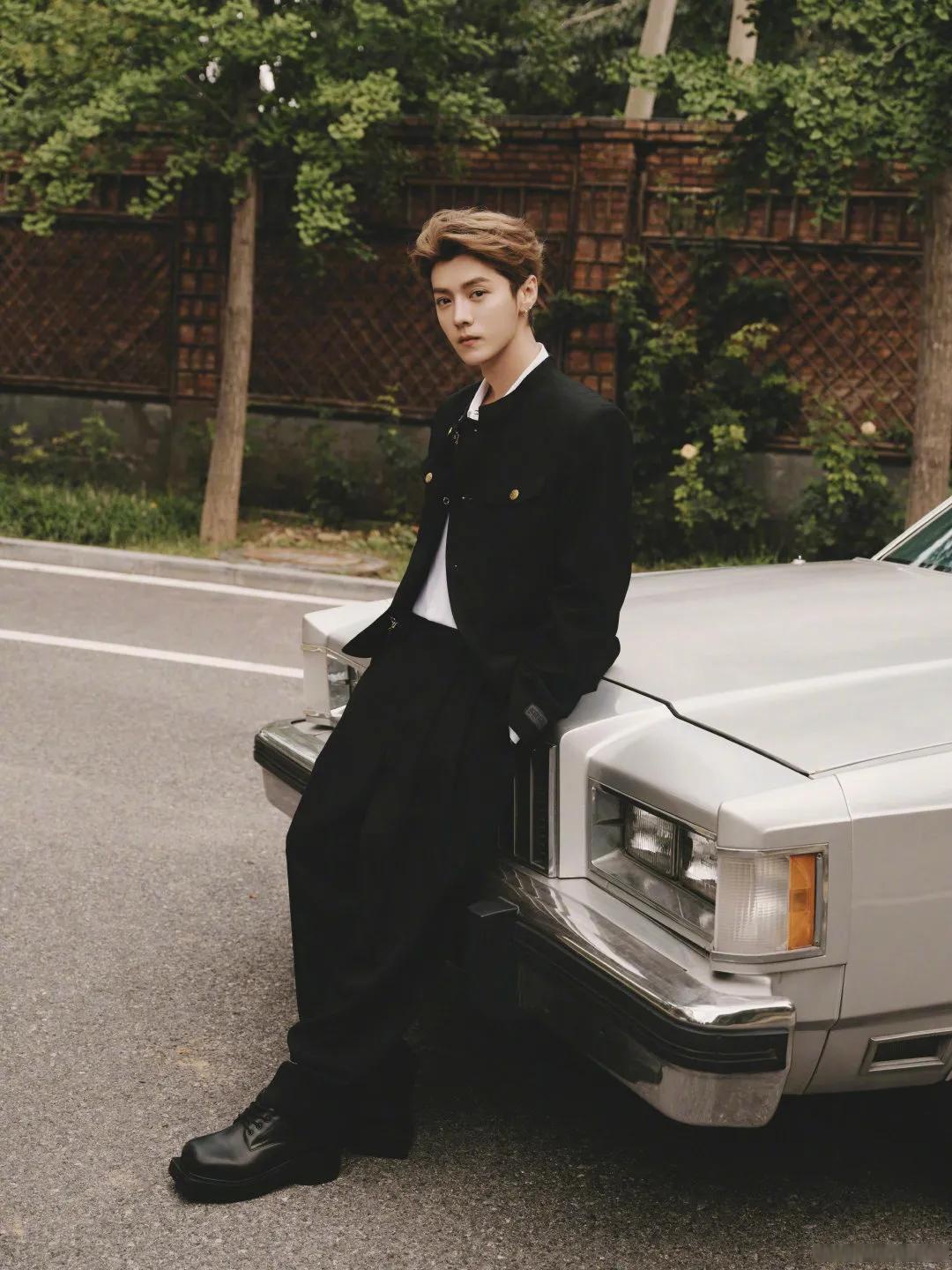 而且这鹿晗帅气大背头明星照片