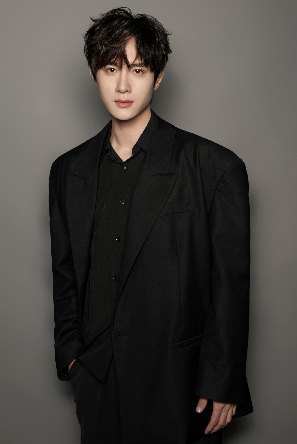 这组写真帅出新高度了水墨衬衫带着点痞帅的劲儿这下颌线比我的人生