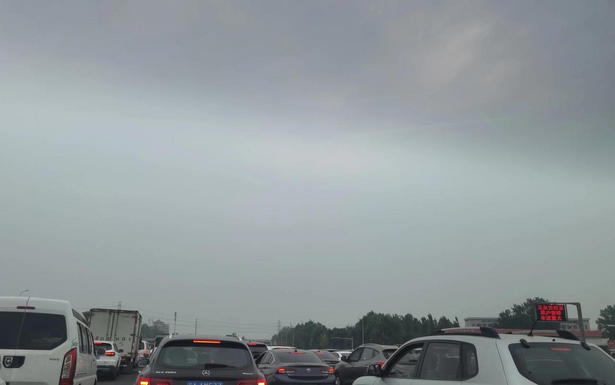 马家楼桥至玉泉营桥车流量大,车堵在西红门收费站口一动不动.