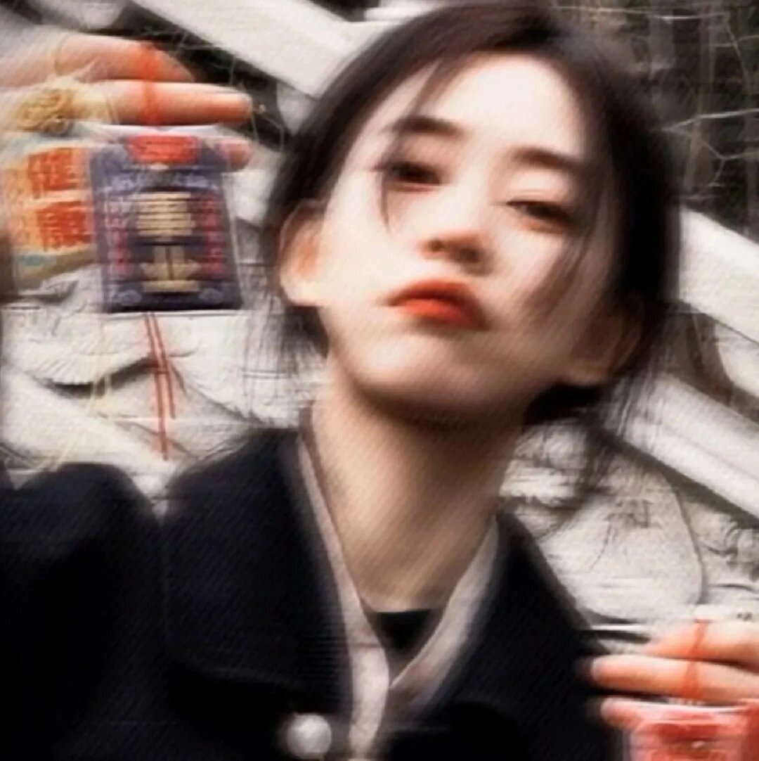 女生头像:凌乱模糊感真人女生头像.