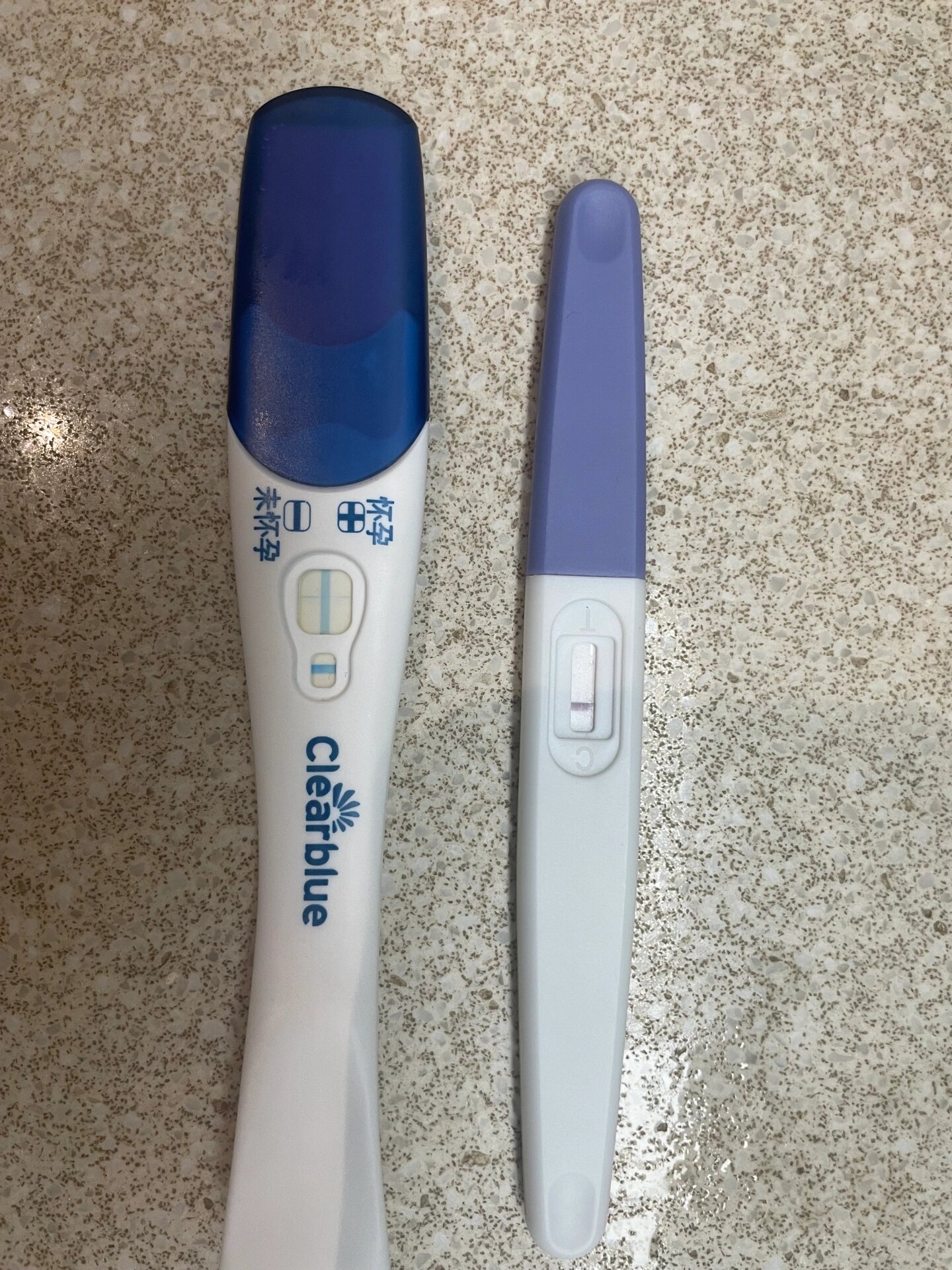 这个验孕棒怎么回事 姨妈推迟了一个星期,先去买了个可丽蓝的验孕棒