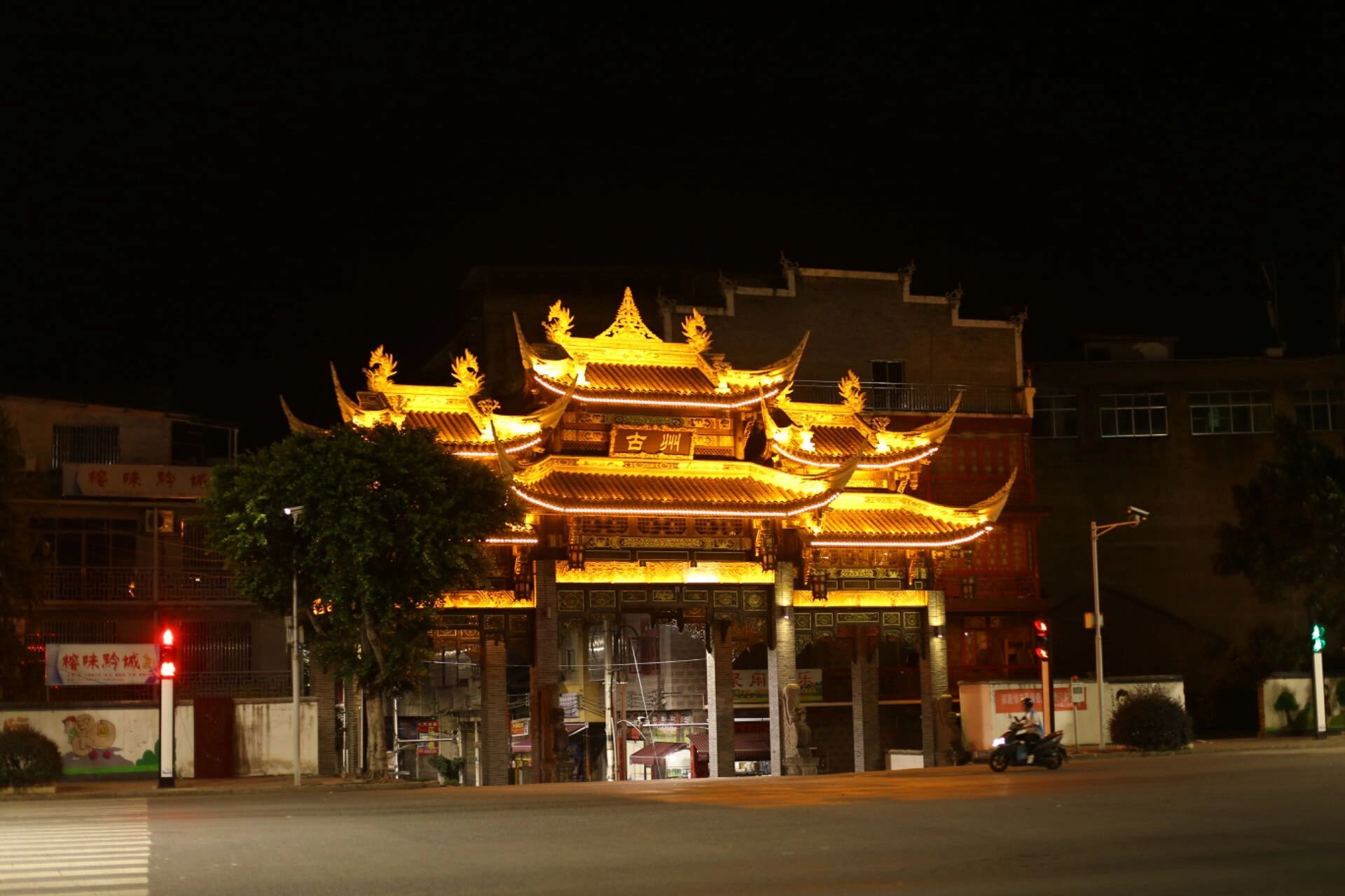 榕江旅游印象:城区篇 榕江城区主要景点是大河口码头,两湖会馆,古州