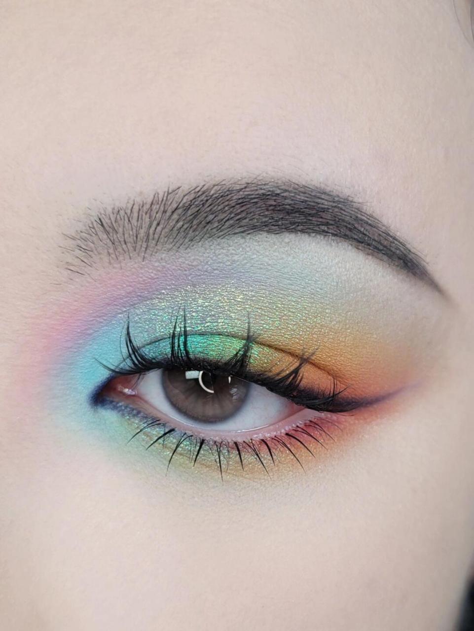 春日彩虹96~怎么能不试一次彩色眼妆 本来想画薄荷曼波 画着画着