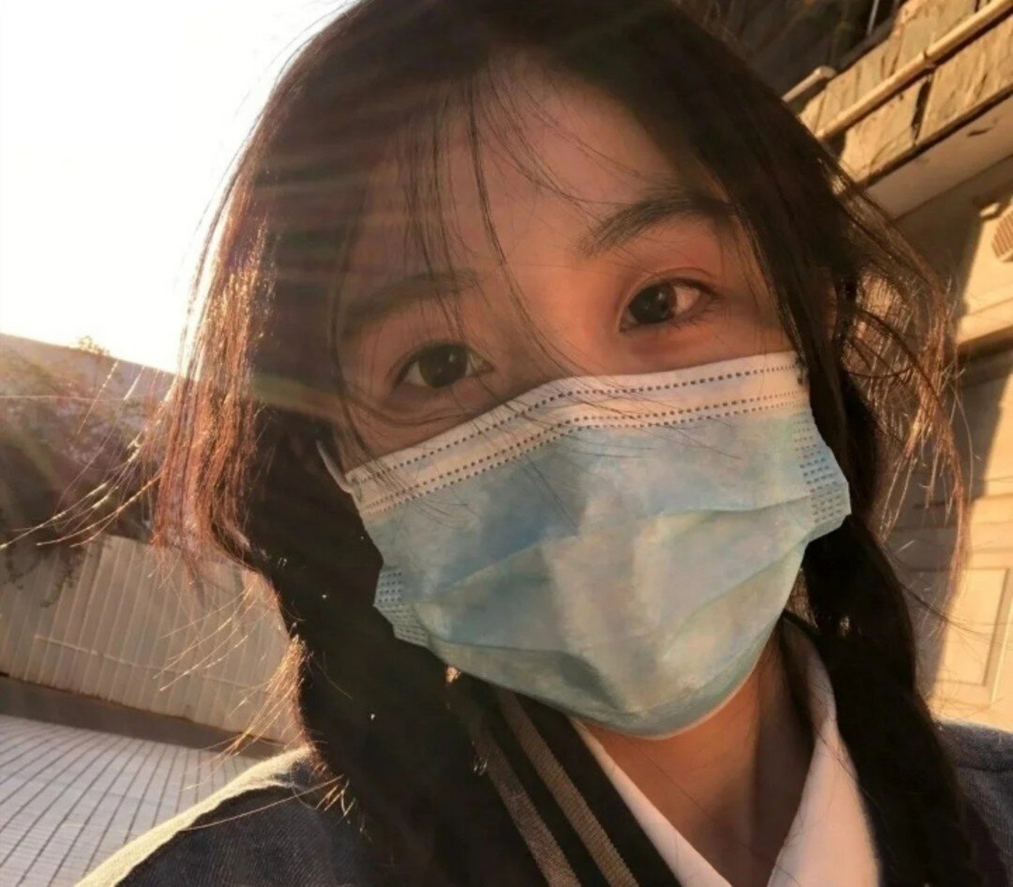 戴口罩的女生头像