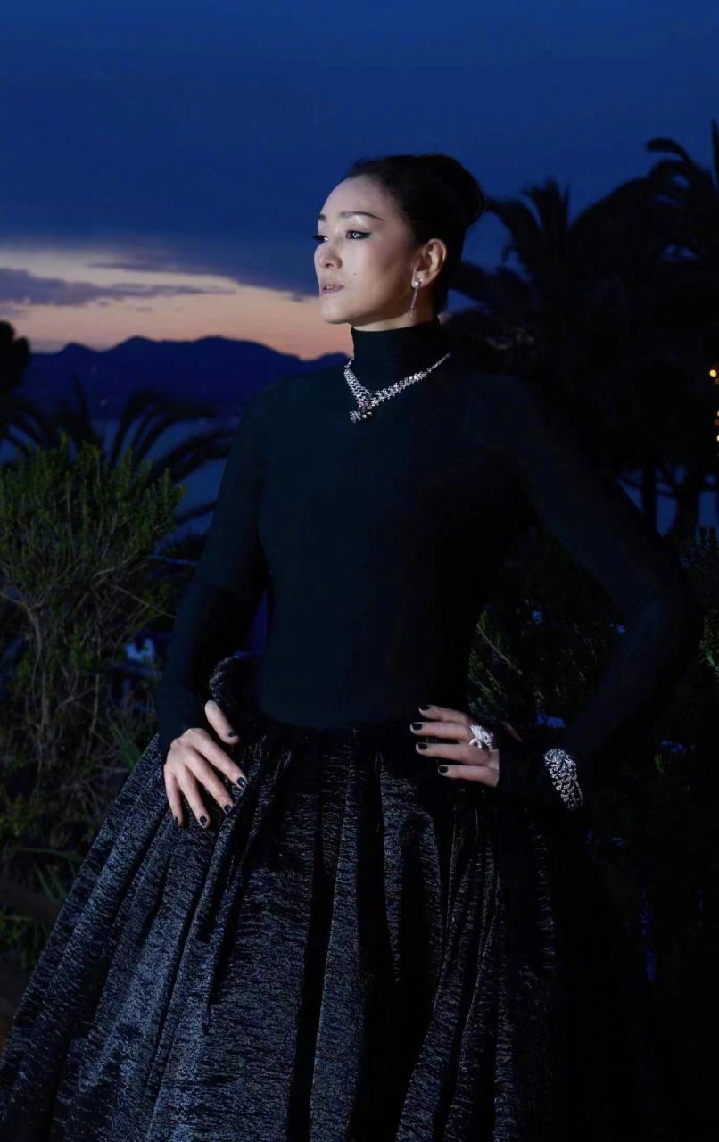 巩俐戛纳全黑礼服# 巩俐戛纳红毯造型图,顶级星光,王者气场,愿做认侣