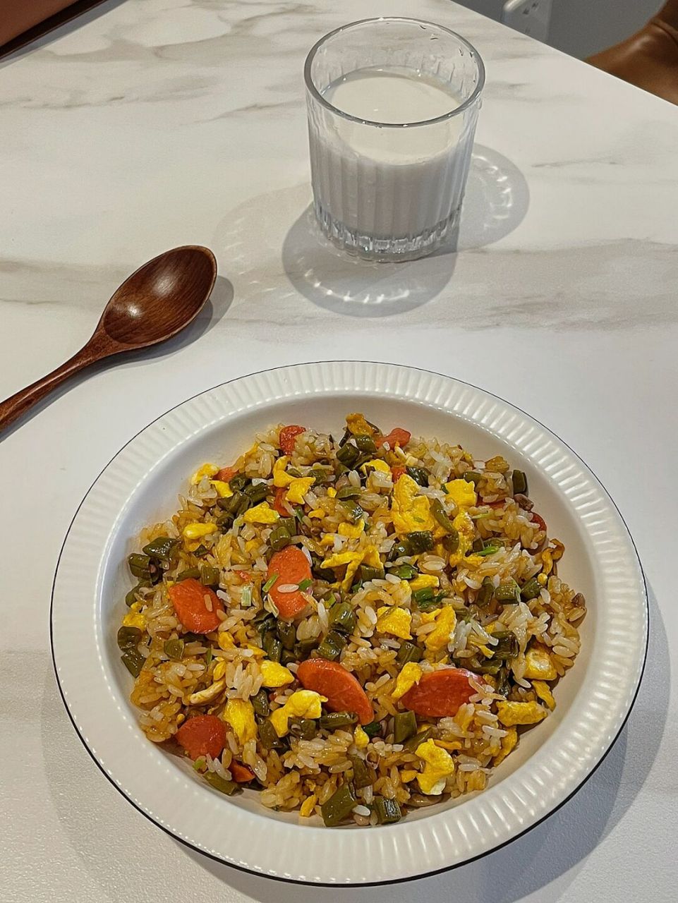 自己做好吃的第47天!酸豆角蛋炒饭能干一盆! 准备图二食材 锅里倒油下