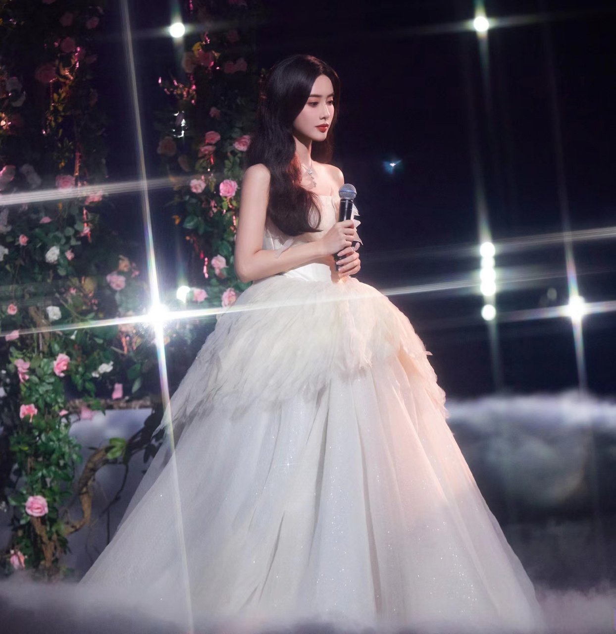 孟子义落花抬眸##孟子义仙女蛋糕裙造型#孟姐真的太适合这个白色怪鼢