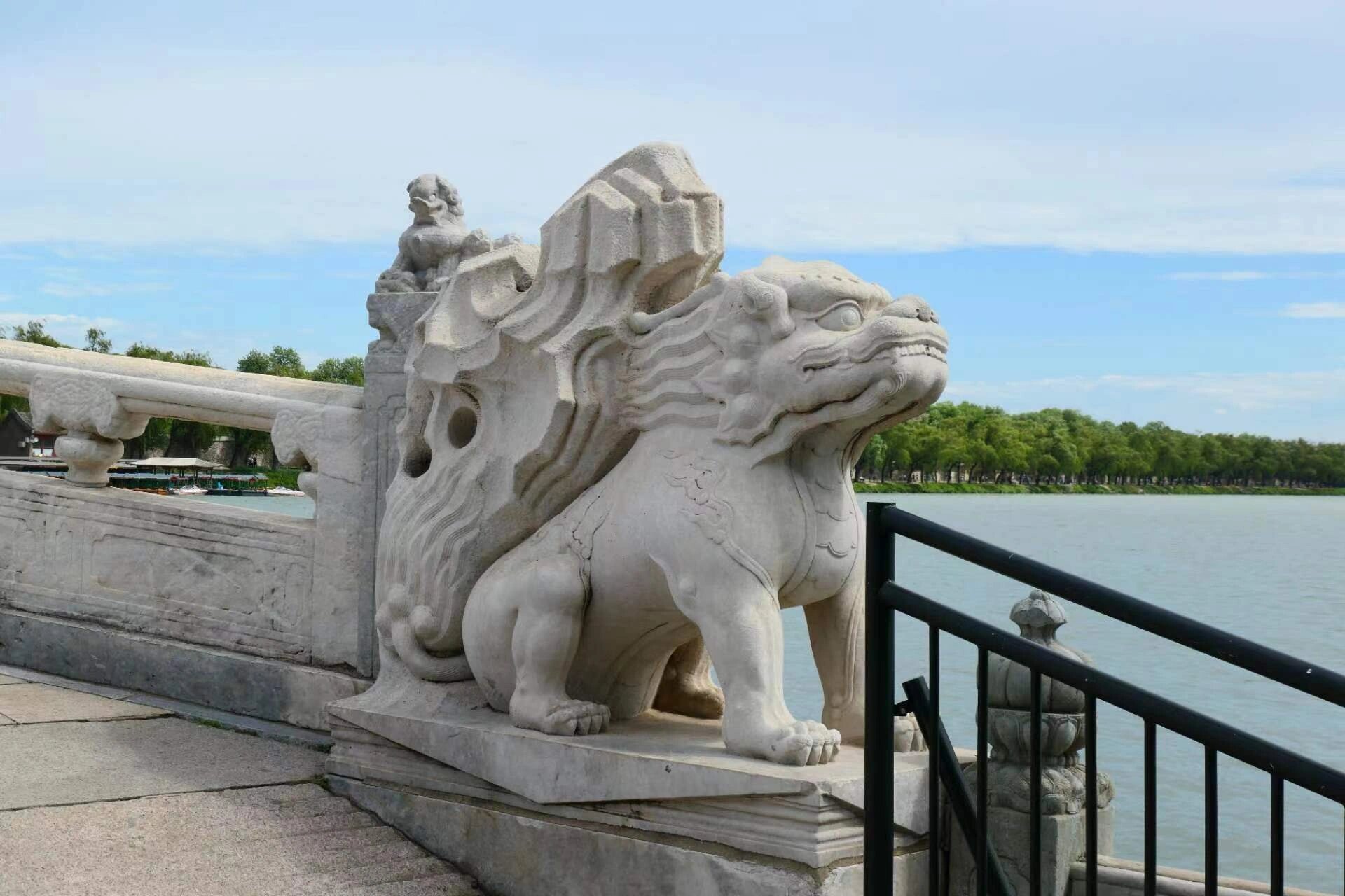 十七孔桥上共有多少石狮子 "你数的有多少个","我数的有62个,这是一边