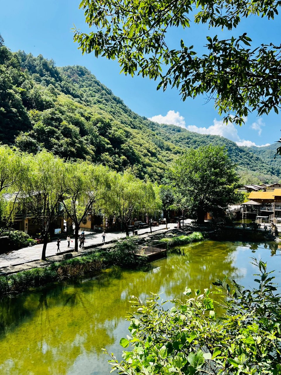 终南山寨2日游 终南山寨位于最美乡村朱家湾,入住山寨午后.