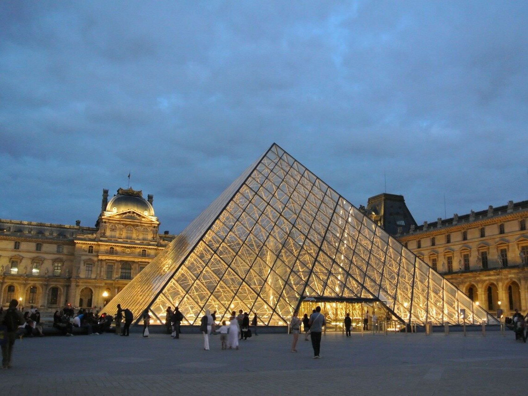 华裔设计师贝聿铭与卢浮宫金字塔的传奇故事 骄傲的法国人为什么会