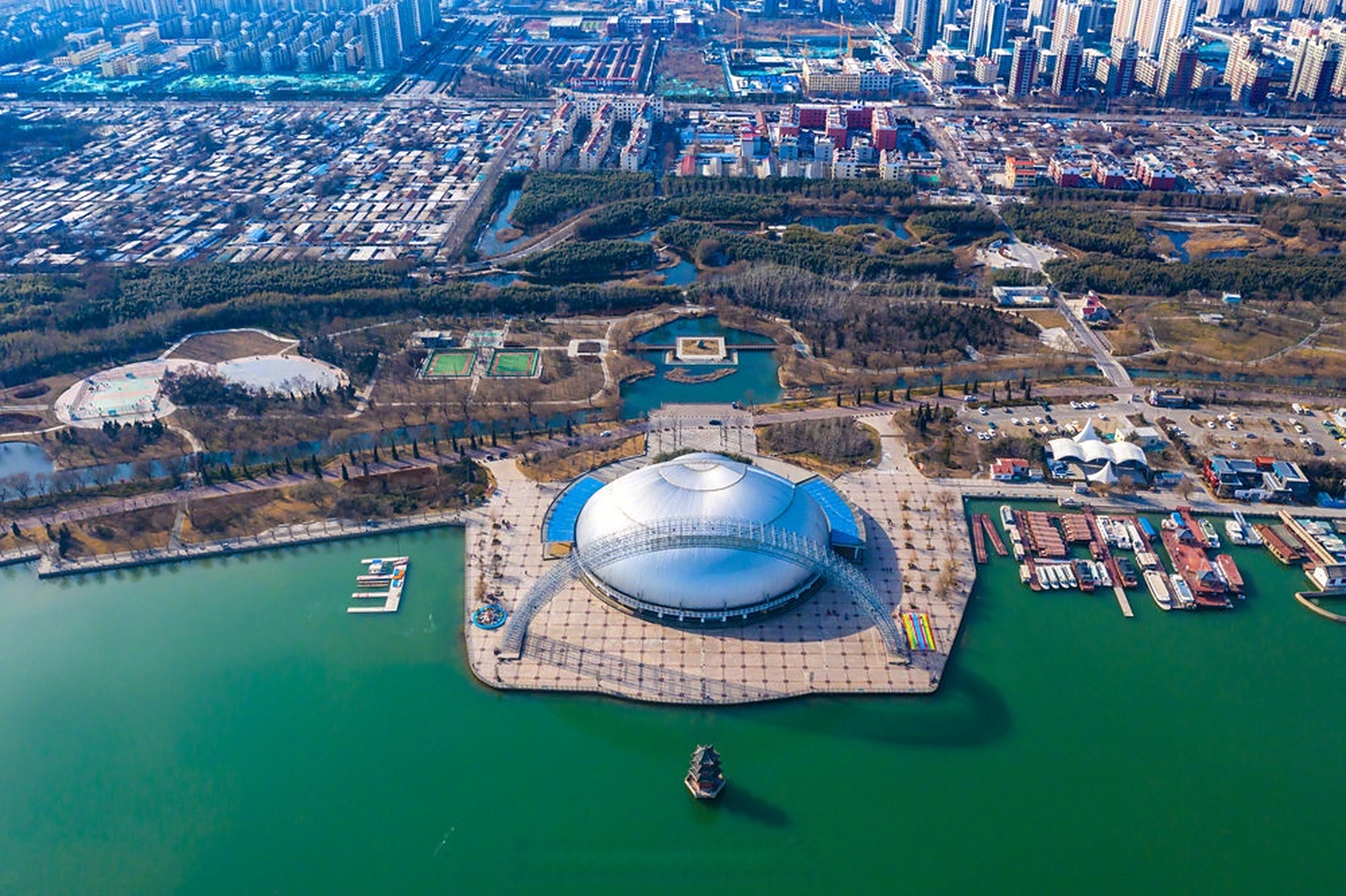 打卡好客山东# 亚洲最大旋转活顶剧场