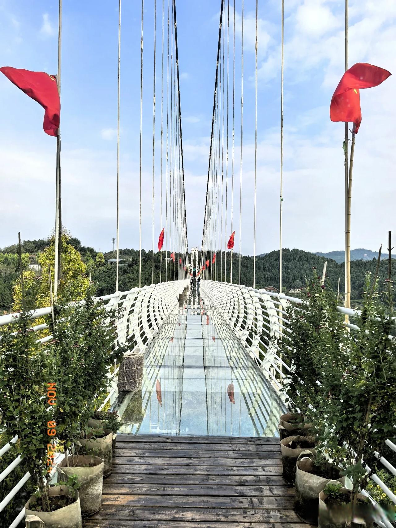 漫步于玻璃栈道之上,脚下是万丈深渊,心中却充满无畏与坚定