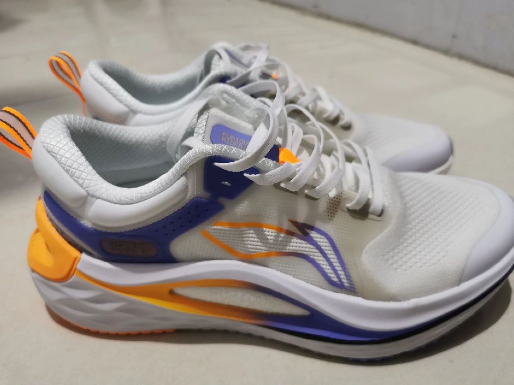 奔着烈骏6的宽鞋楦设计入手的,穿过一段时间,鞋楦确实不挤脚.