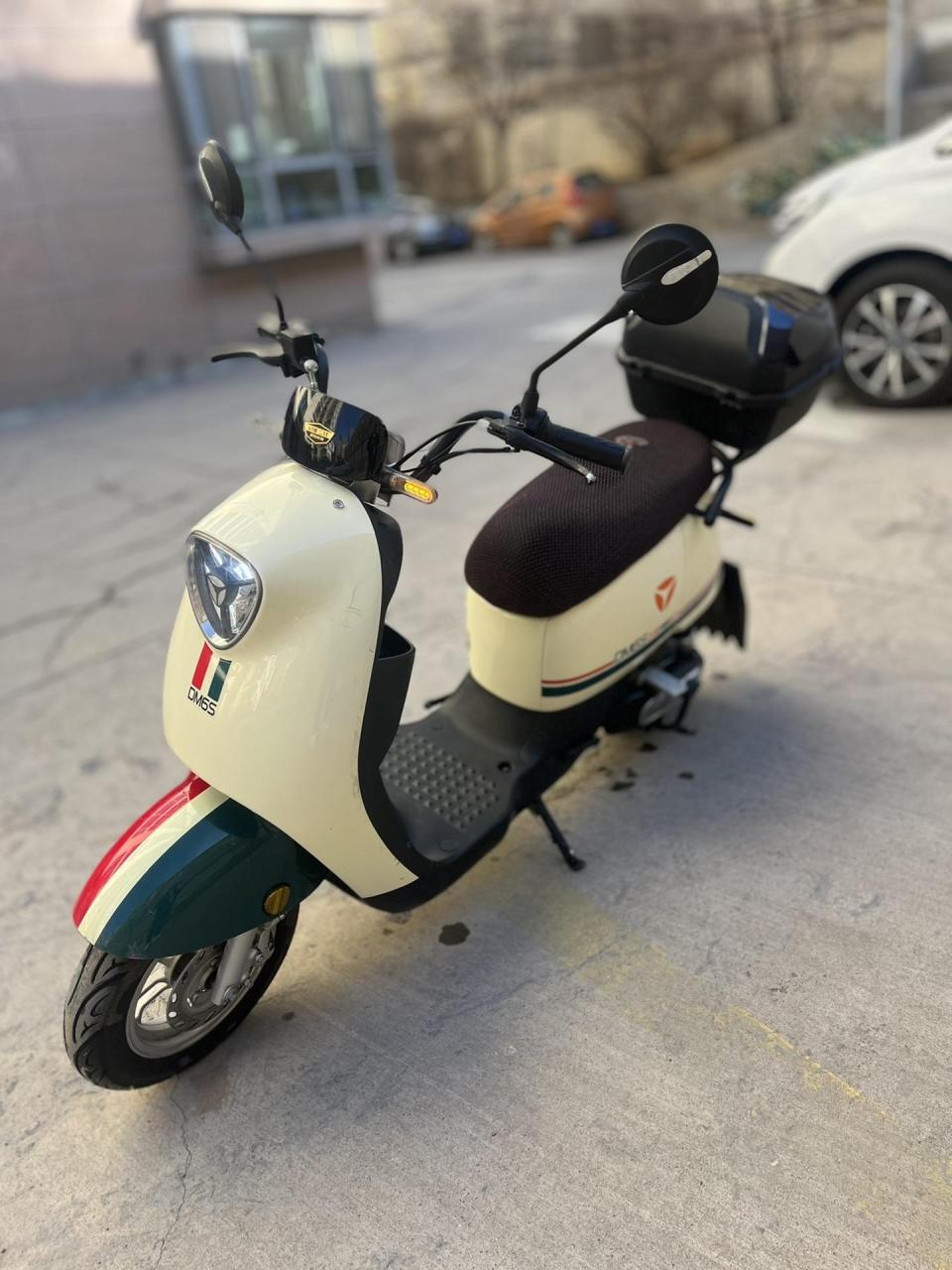 精品雅迪冠能二代dm6豪华版电动自行车,此车品质升级,双倍质保  大