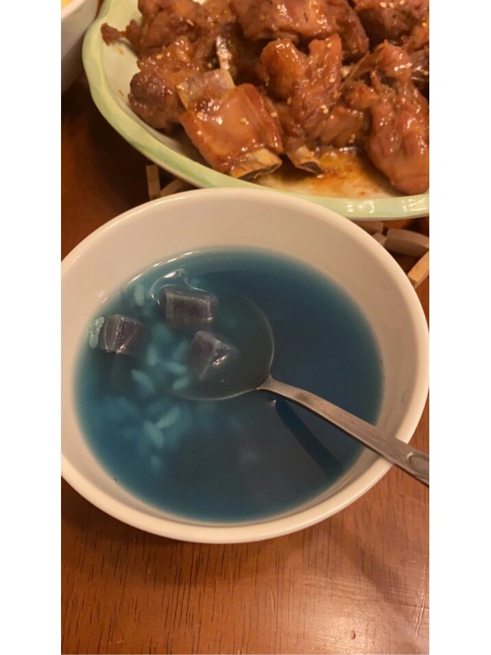 紫薯大米粥熬的时候放食用碱后变绿色了