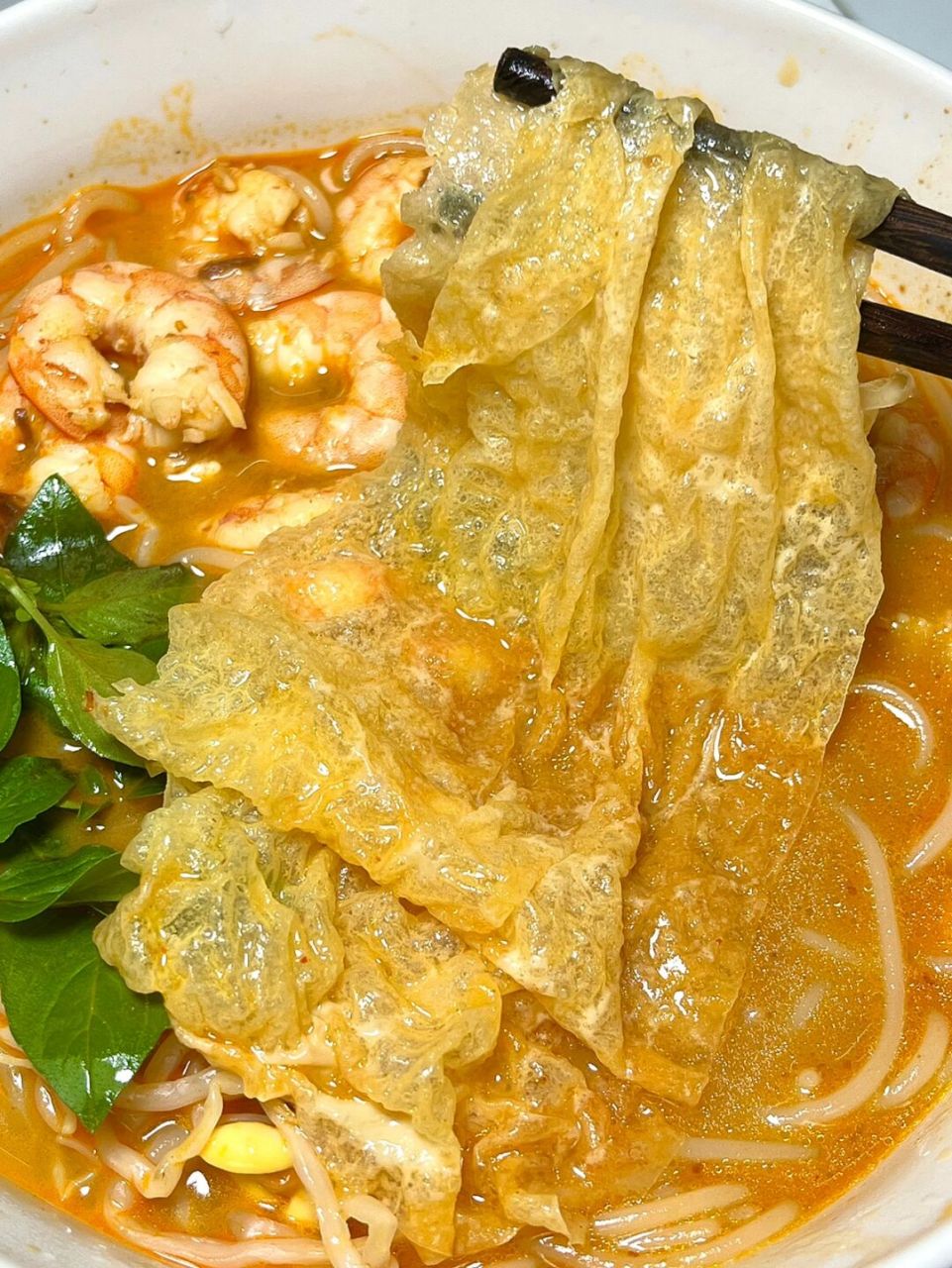 一碗泰式米线真的巨开味,把自带的干辣椒醋料包全加!