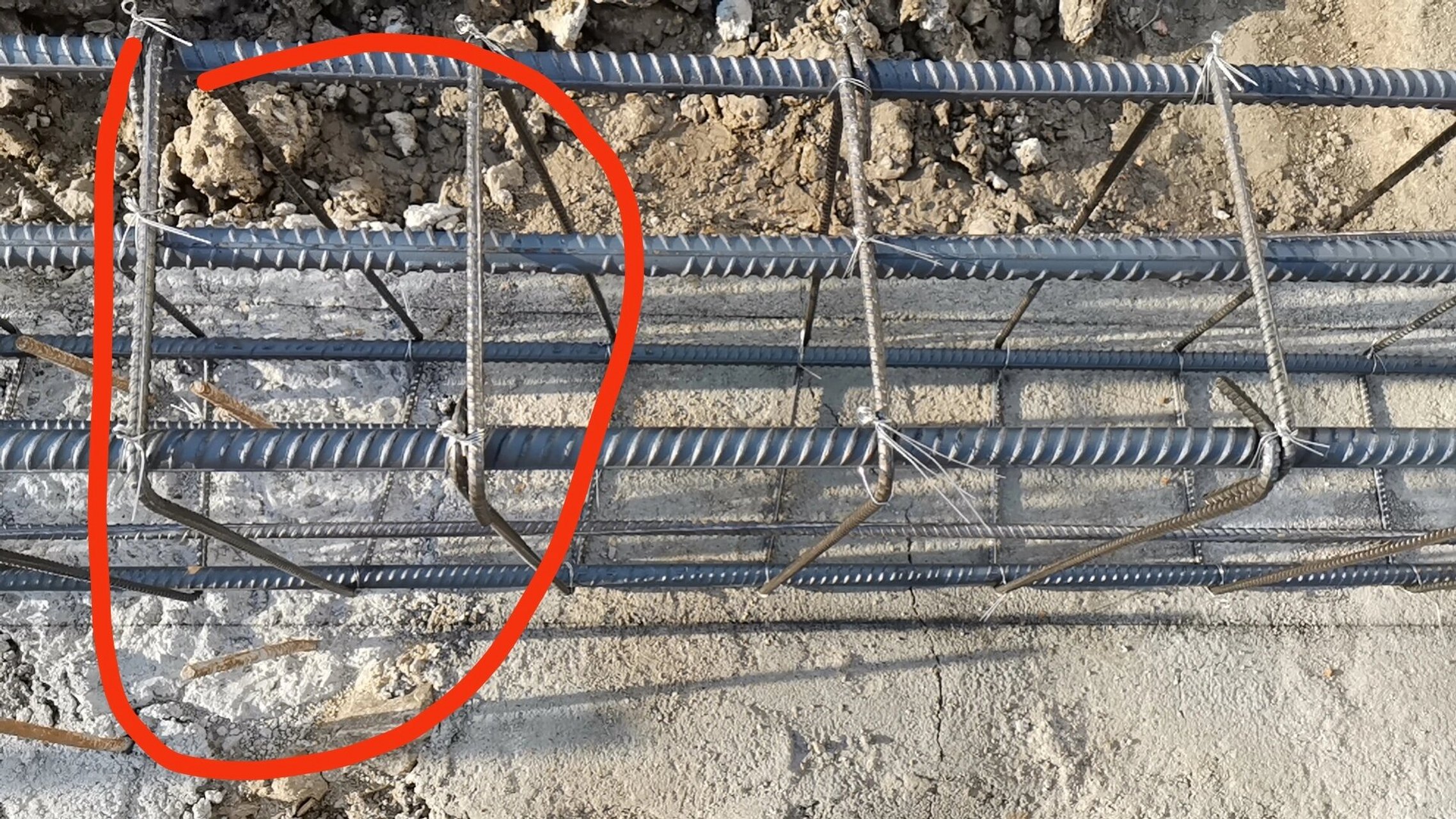 农村自建房地基圈梁 万能,麻烦大家帮我看看我们家的钢筋绑扎的有没有