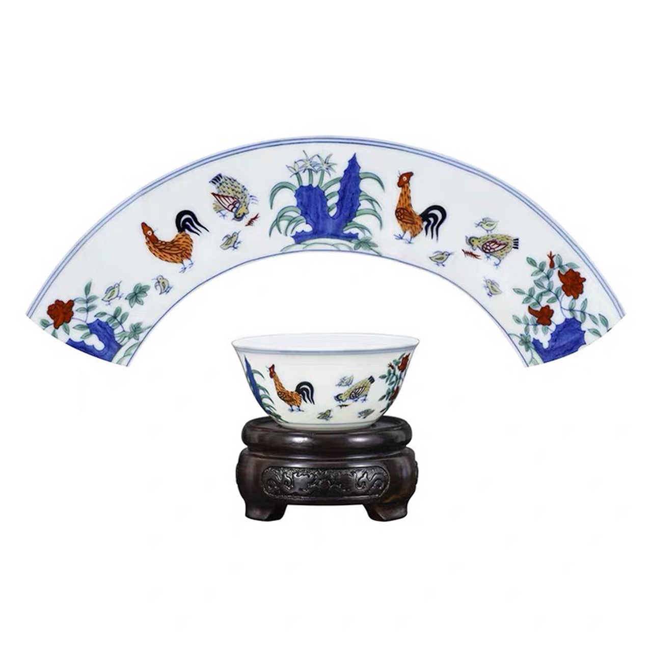 由于鸡缸杯色彩缤纷鲜明,绘画率真可人,被业内称为神品.