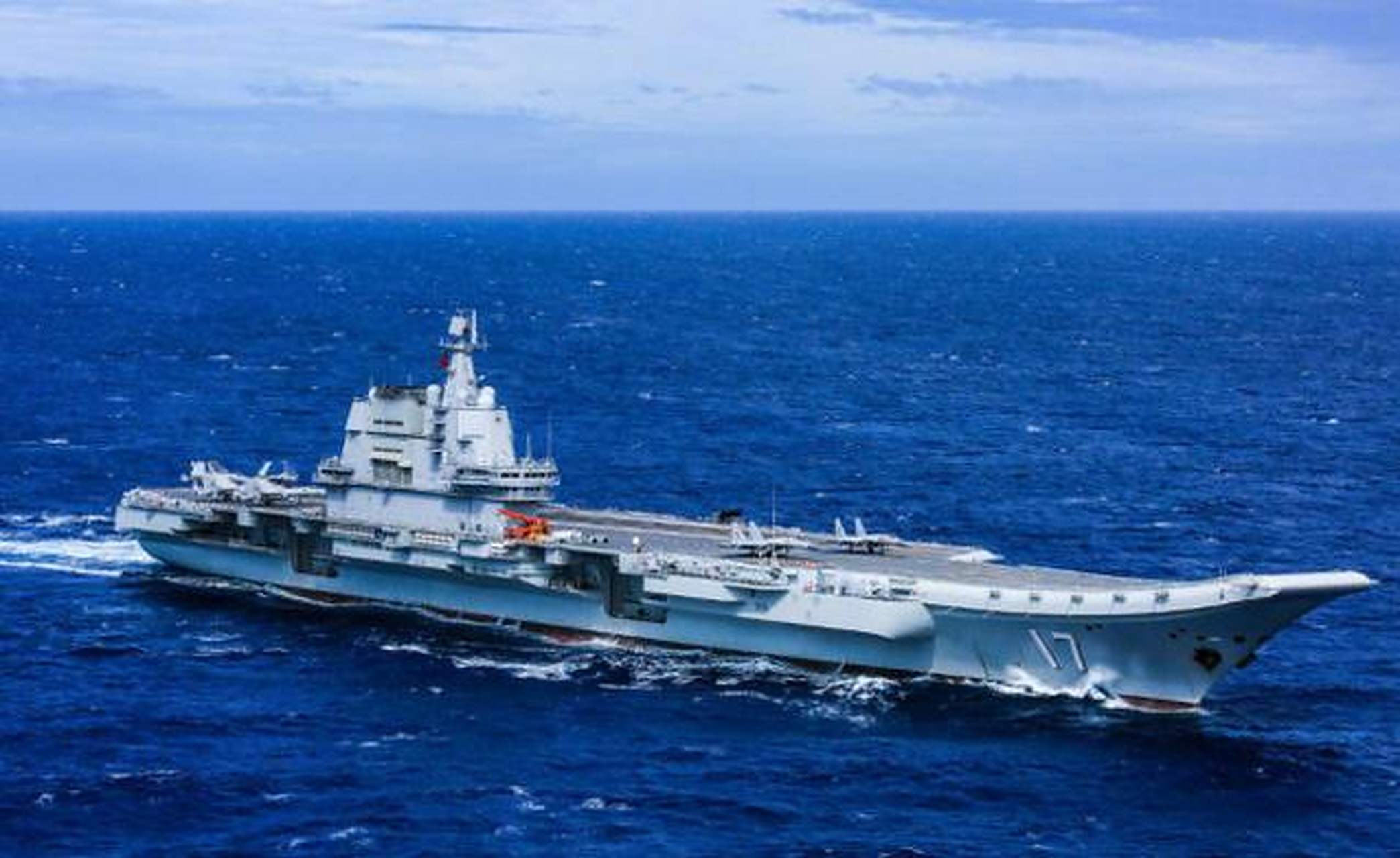 中国首艘国产航母山东舰组成的航母编队5日穿越巴士海峡,首次展开西