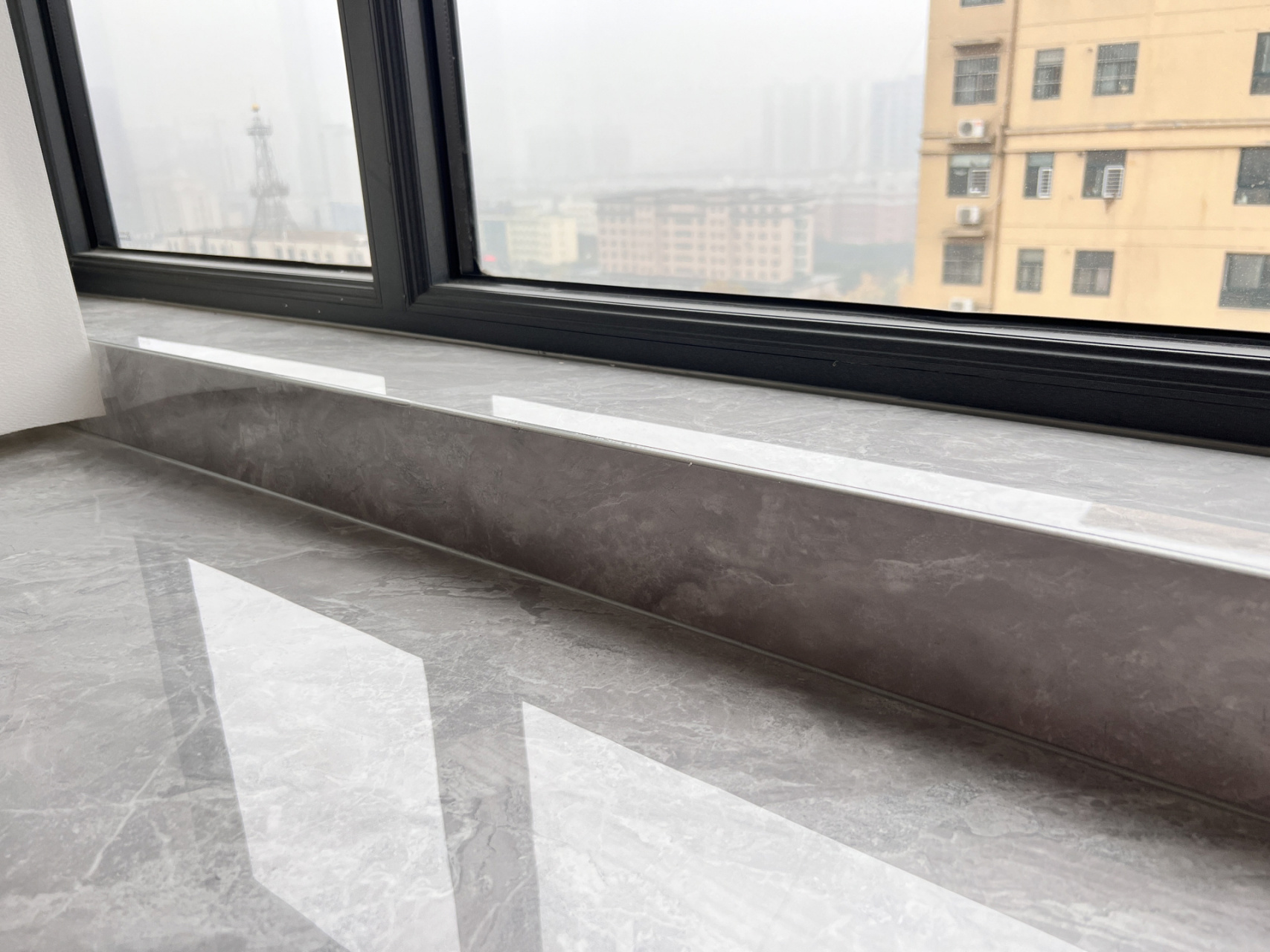 放到最后把窗台石也铺上,如图那样,跟瓷砖统一对缝,做出来的效果绝了!