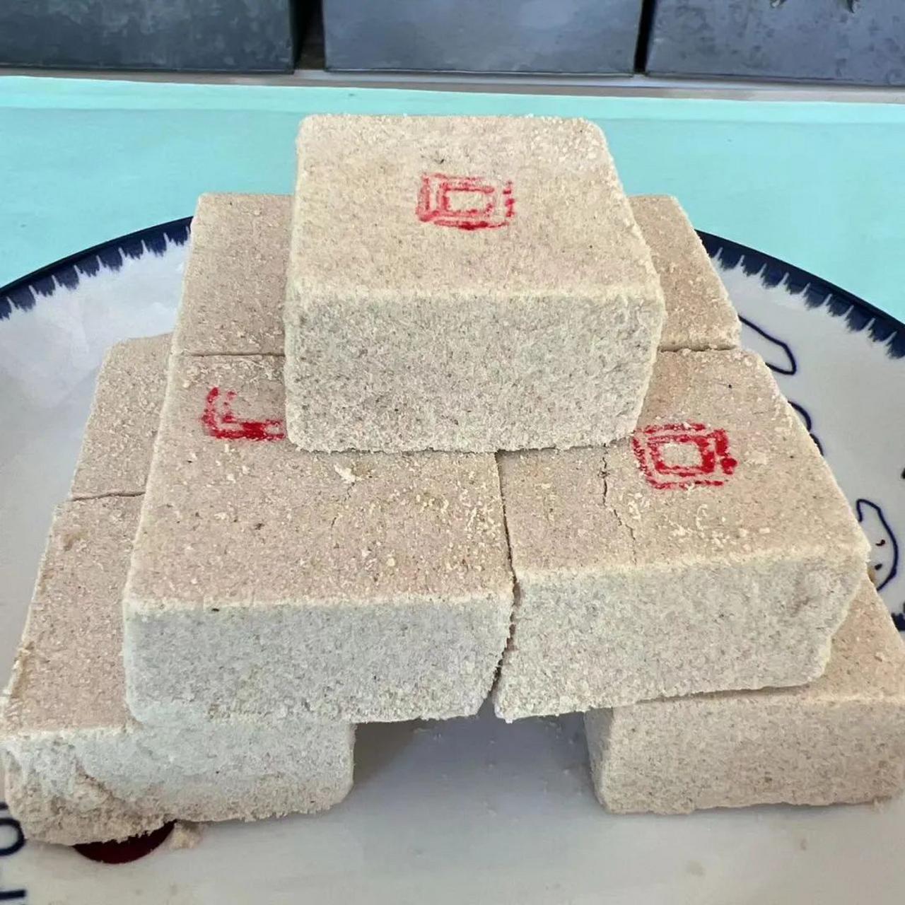 回记绿豆糕 回记绿豆糕是秦皇岛山海关特产,也是秦皇岛有名的小吃之一