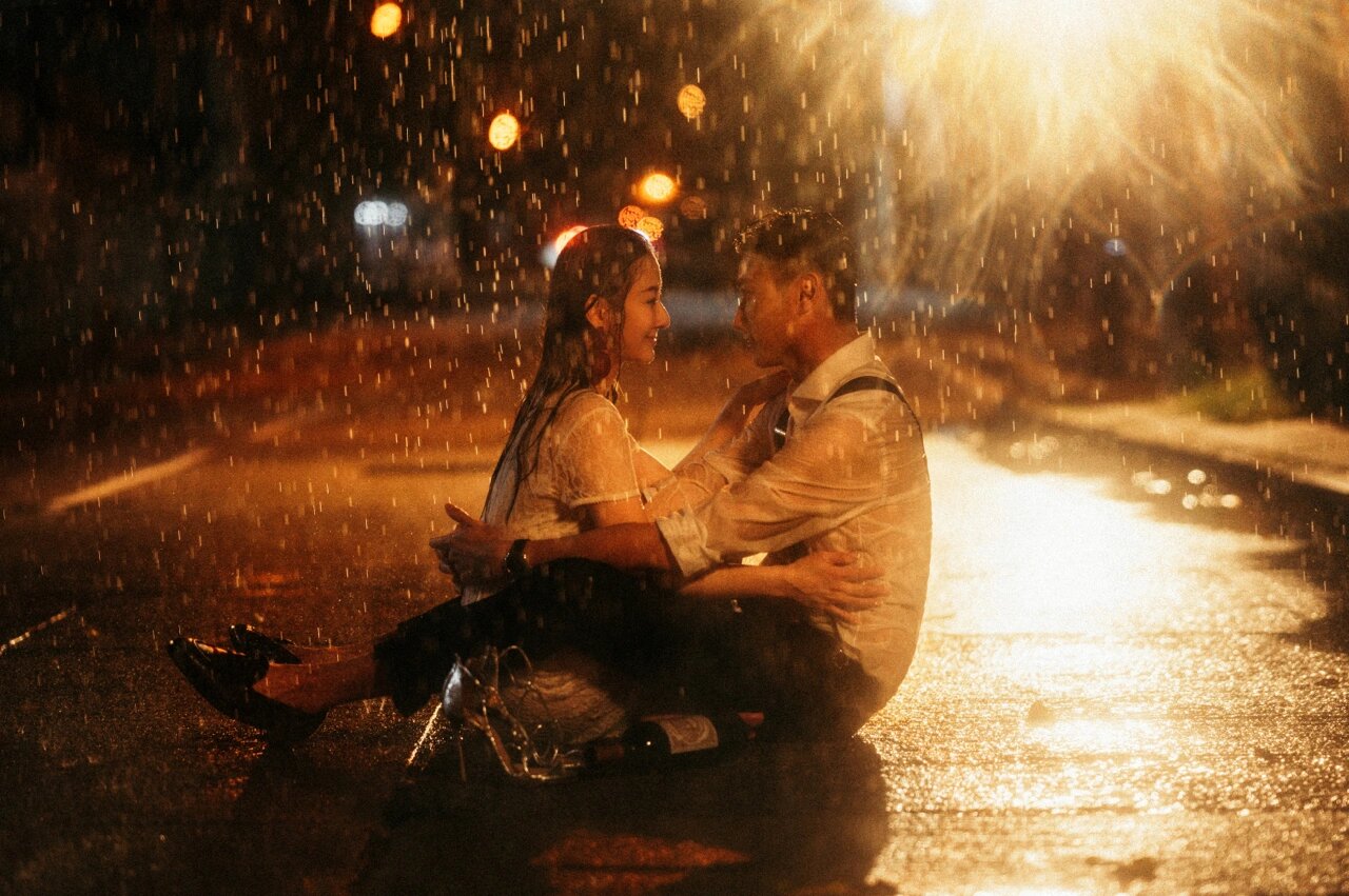 一起淋雨的浪漫|情侣写真 落雨本是无声,淅沥的清脆是两个灵魂对爱情
