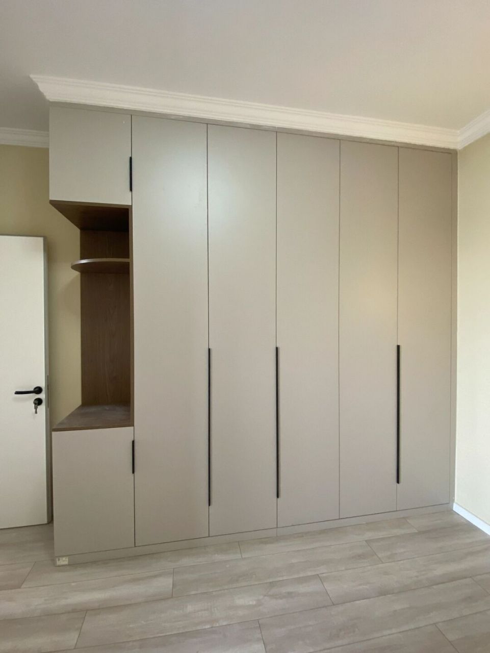 卧室一门到顶衣柜定制95浅咖色yyds!