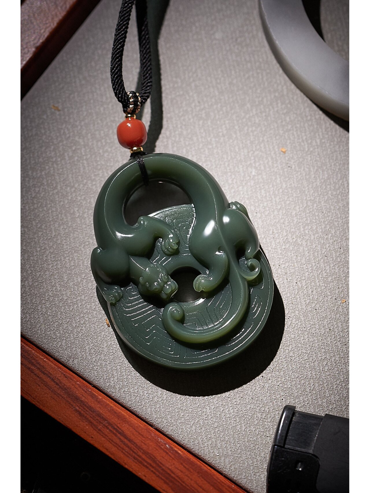 祥瑞的守护者:螭虎的魅力与精作 螭虎玉璧是一种常见的瑞兽, 造型多