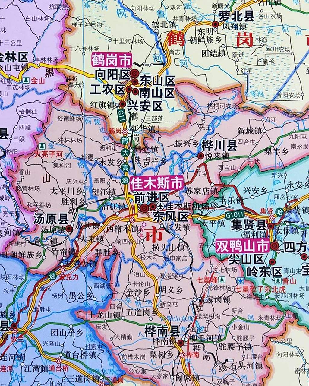 去鹤岗的公路铁路也大多要经过佳木斯,在黑龙江东北部,佳木斯是最大的