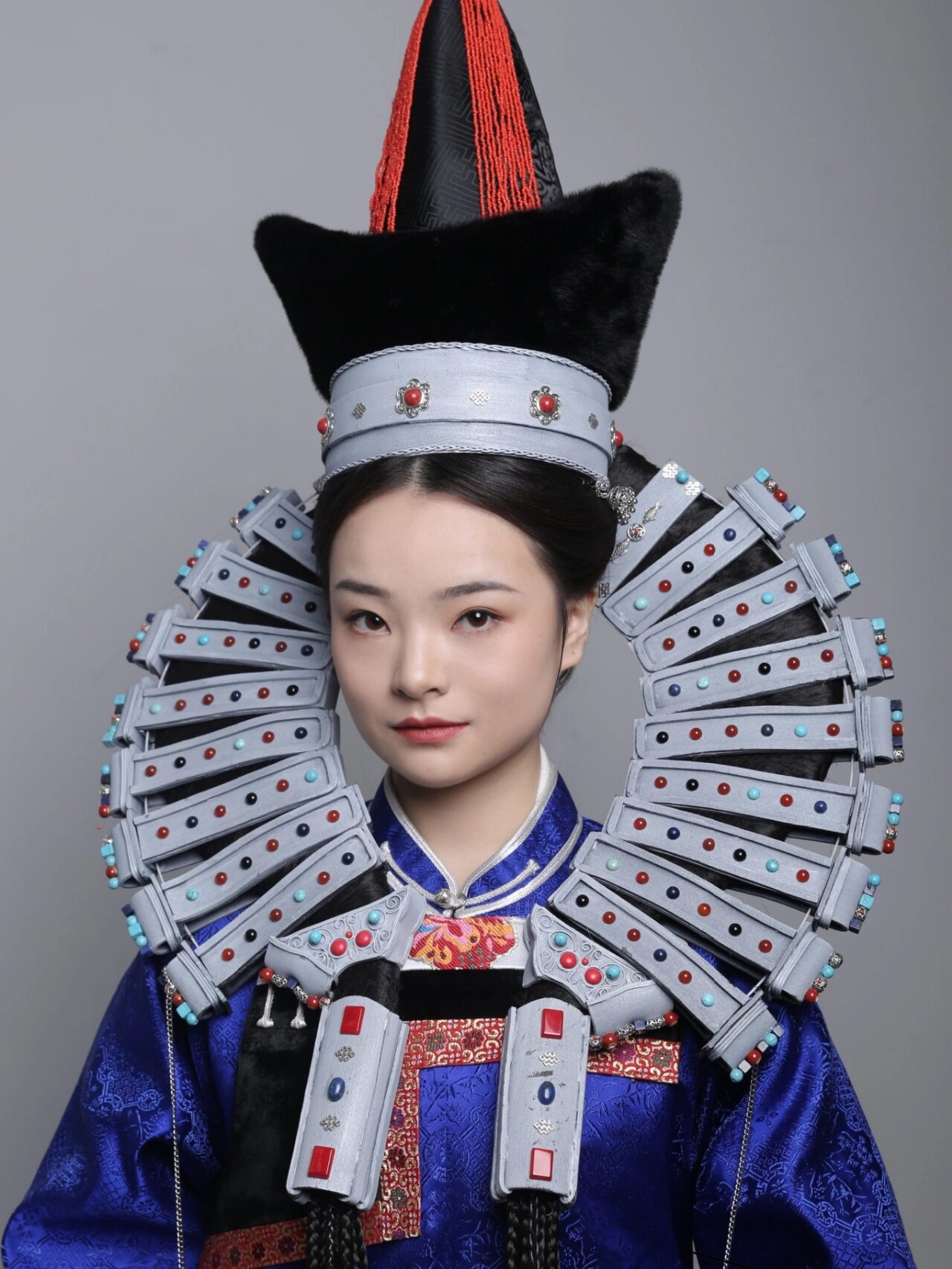 清代少数民族(蒙古族)梳妆作品- 参考巴尔虎部妇女盘羊角形头饰在 