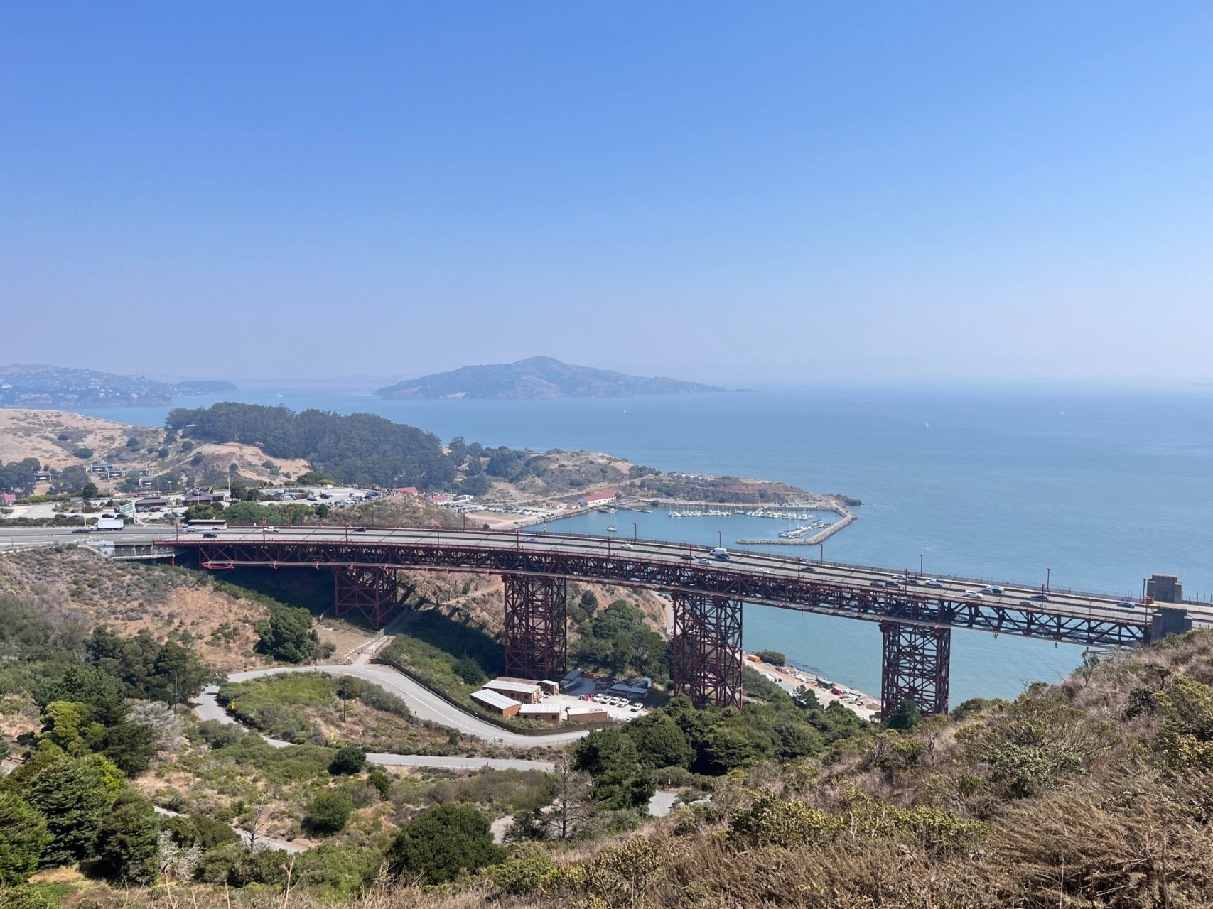 金门大桥(golden gate bridge),又称"金门海峡大桥",是美国境内连接