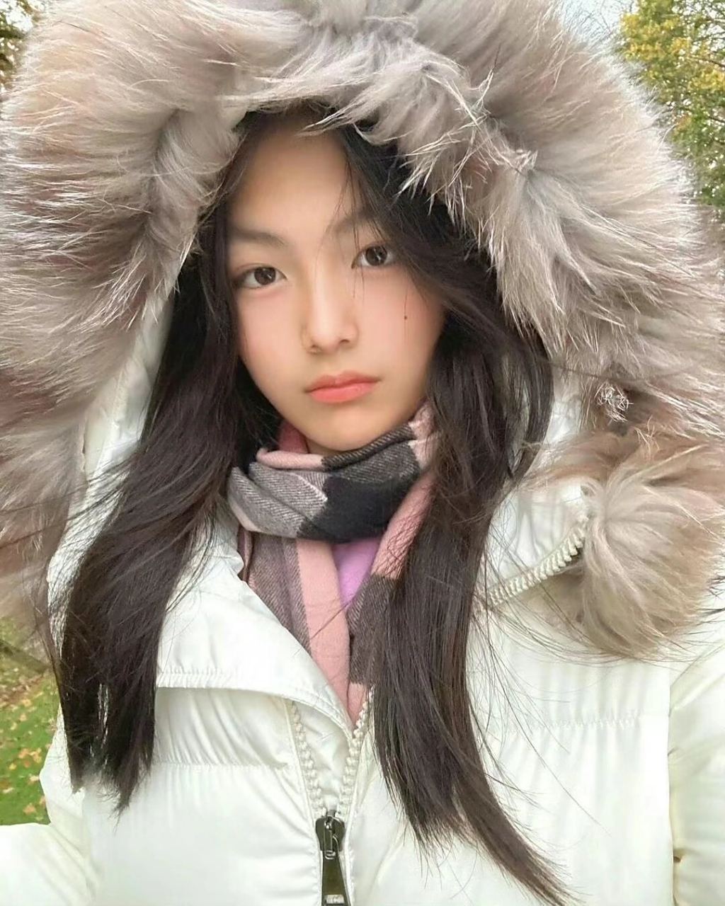 上个月王诗龄刚过完14岁生日,近日ins更新自拍,身穿白色毛领羽绒服