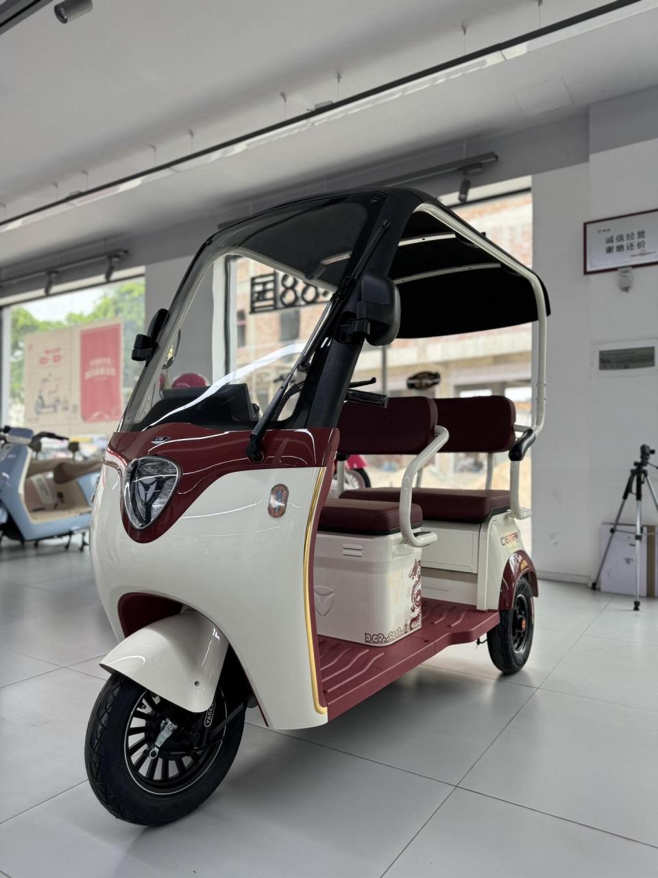 雅迪c16一款颜值和实力,舒适为一体的休闲电动三轮车,可以上牌.