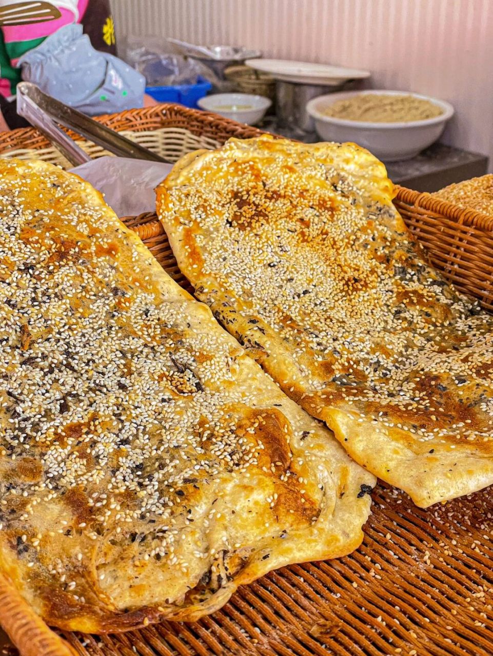 居然才注意到这家路边烧饼店 和闺蜜逛饿了就买了梅干菜肉饼浅尝一下