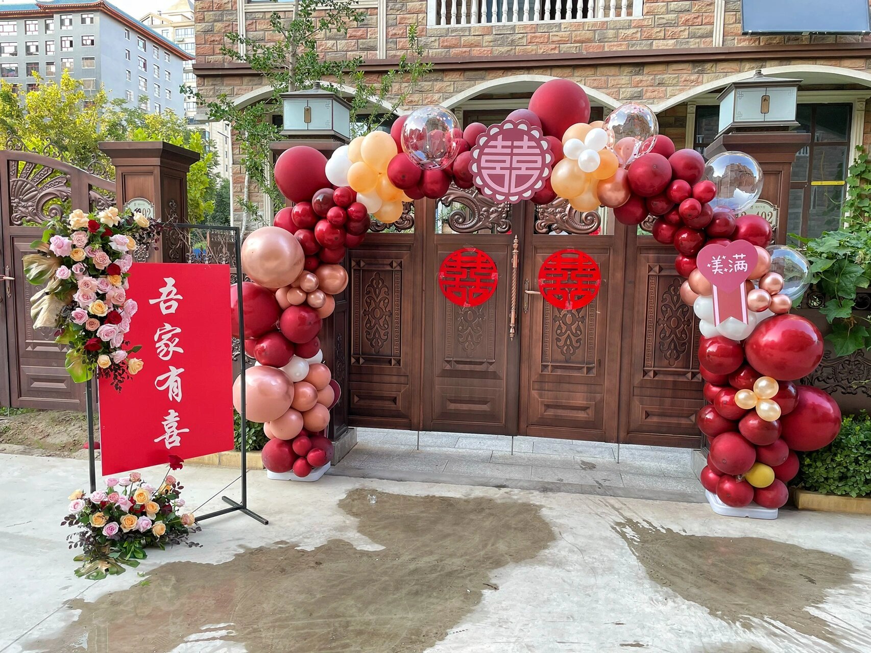 婚房布置～大门鲜花气球布置～迎宾牌鲜花布置 今日的大门装饰很是