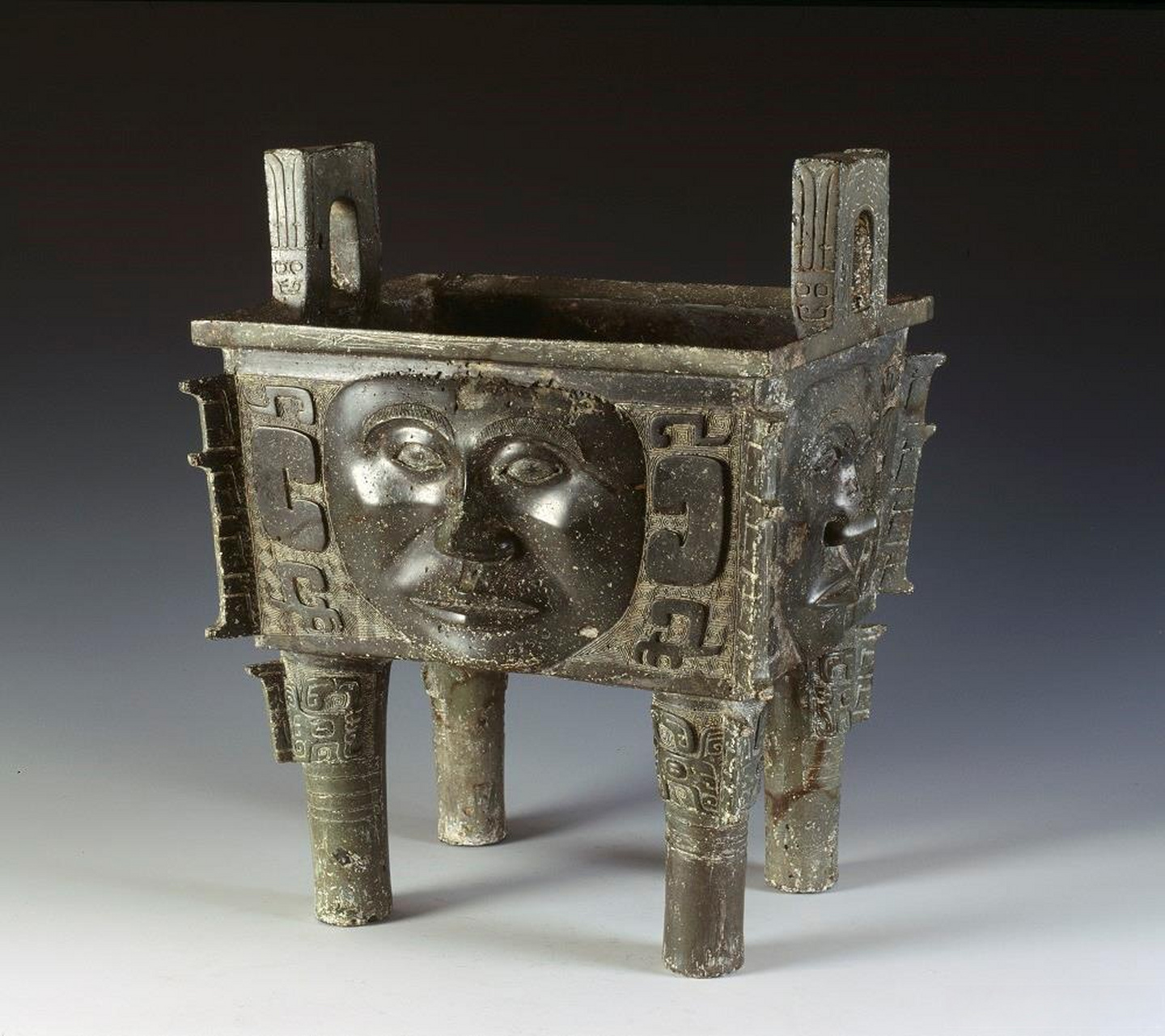 【#这件青铜鼎堪称文物中的显眼包#】商代大禾人面纹方鼎,是我国目前