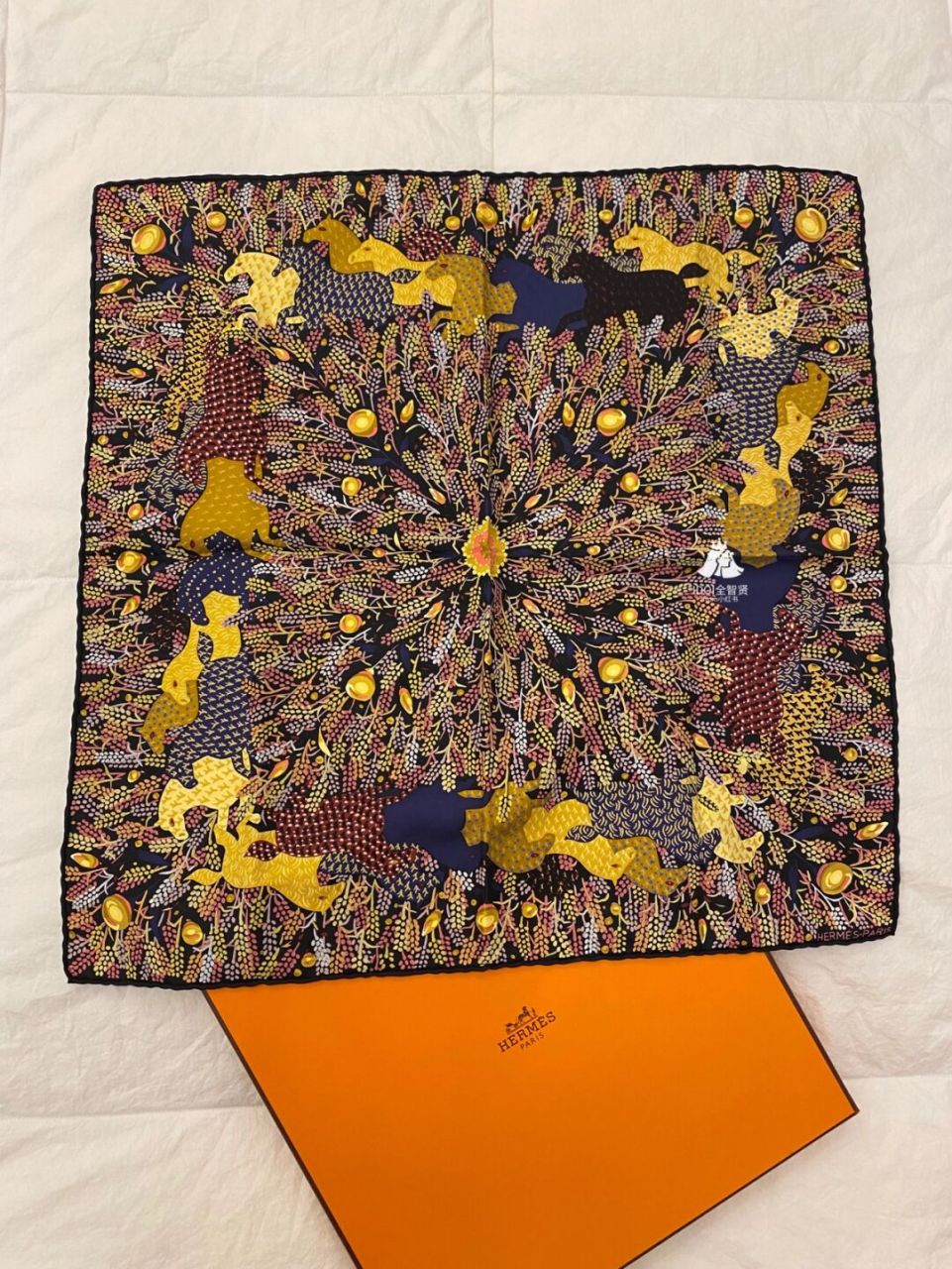 96爱马仕特殊工艺丝巾 珍藏款《马》 09这款丝巾属于一见钟情,但