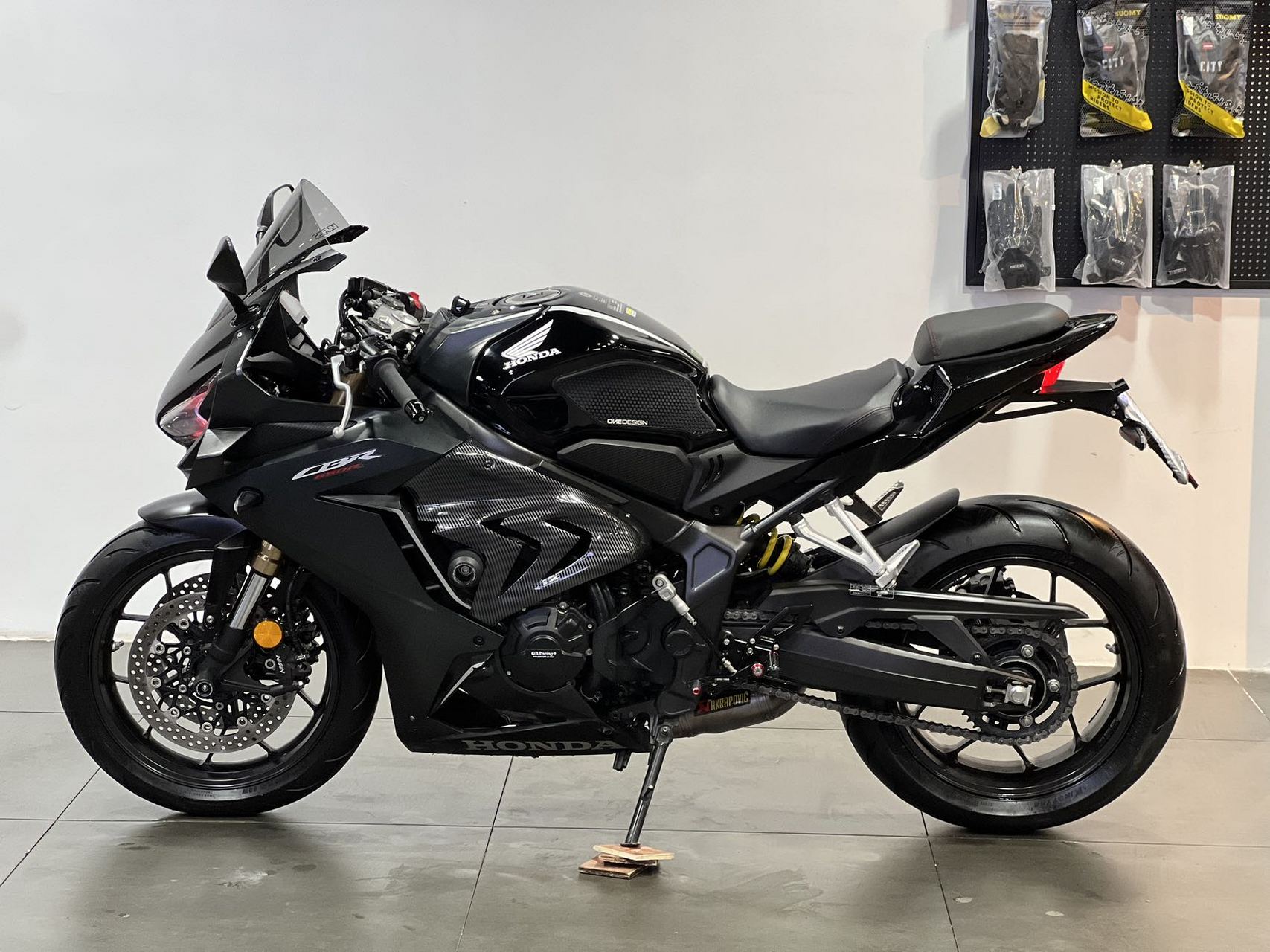 21年6月上户 21款本田cbr650r 全车原板原漆 隐形车衣 