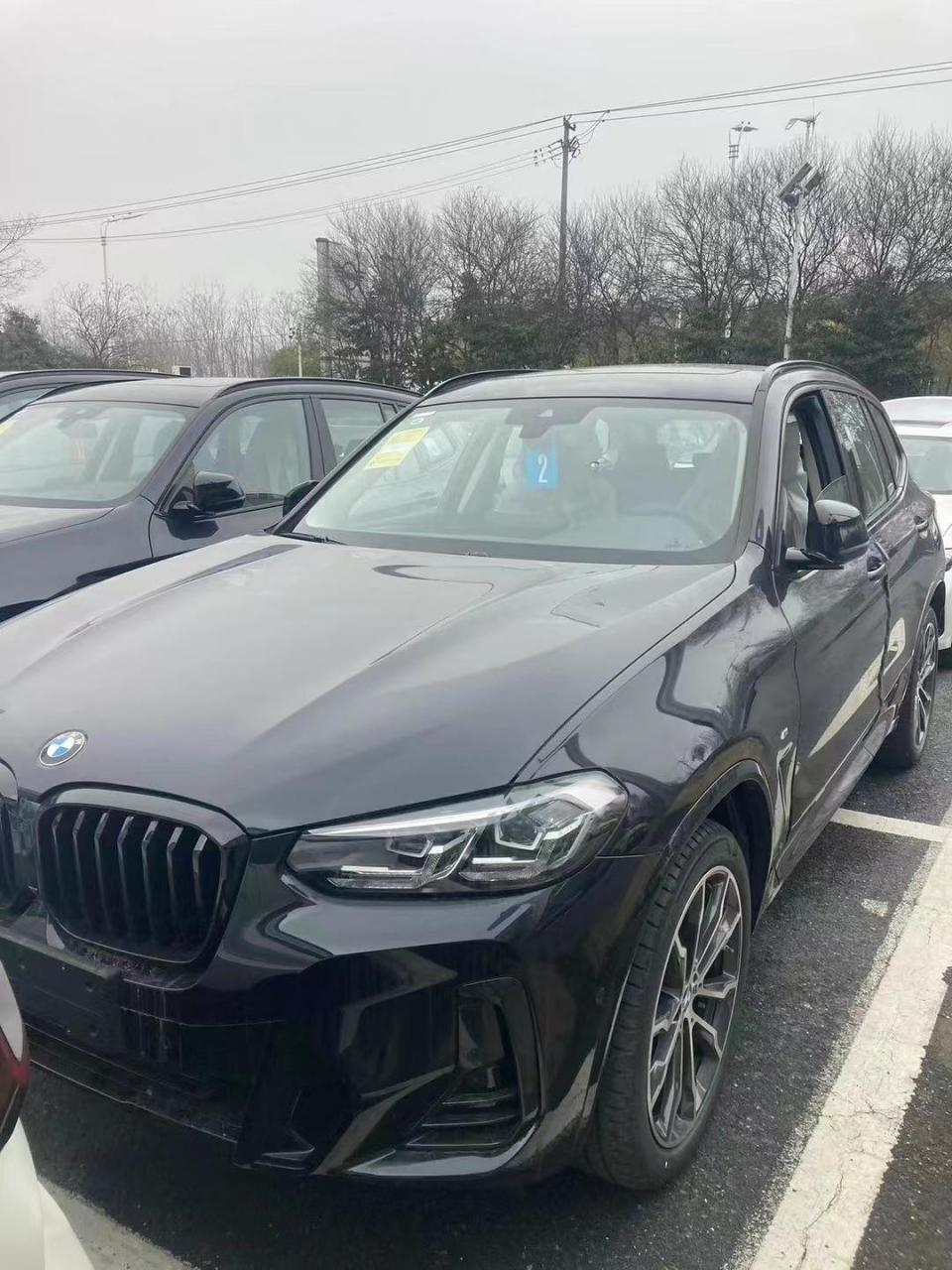 运损  23款 宝马x3 四驱30i 领先 m曜夜 炭黑/火山红  指导价443900