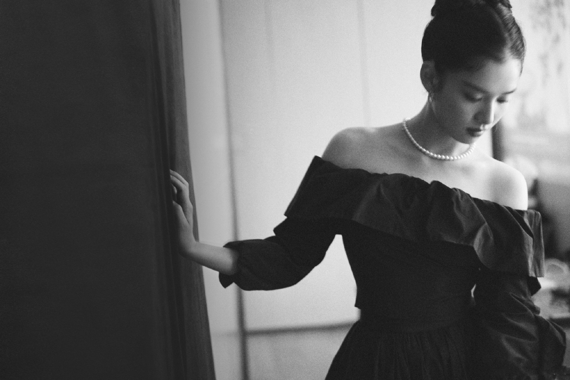 张婧仪拈花复古大片壁纸