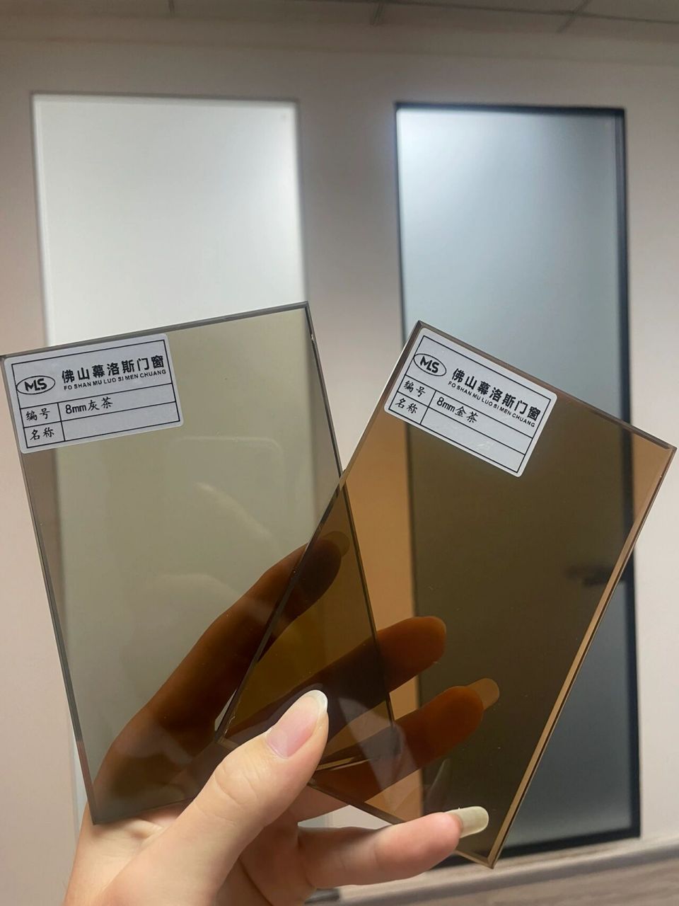 双面油砂玻璃透光不透人隐私性好,颜值比较高 2.