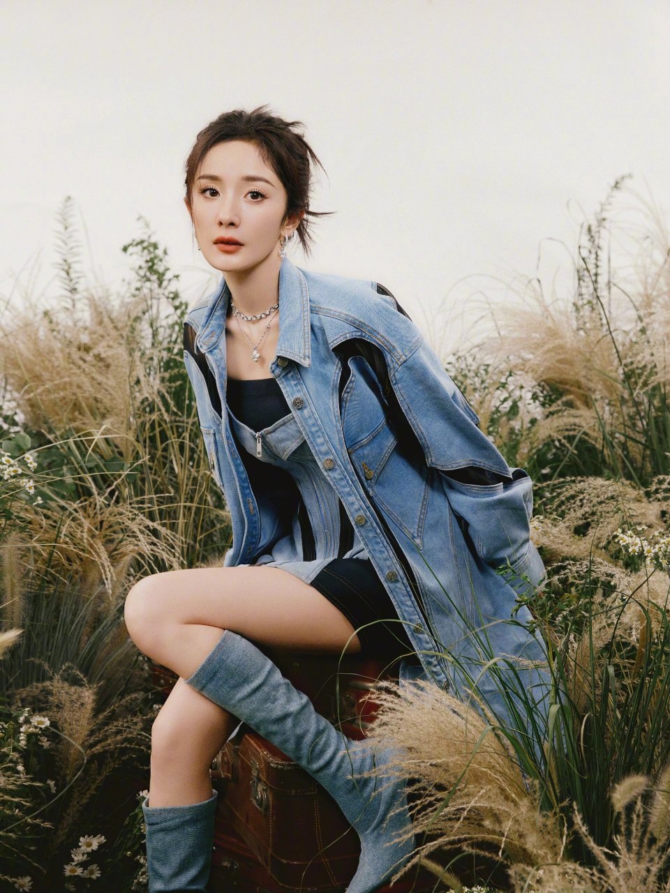 杨幂出新图了 太美 牛仔衣太美了
