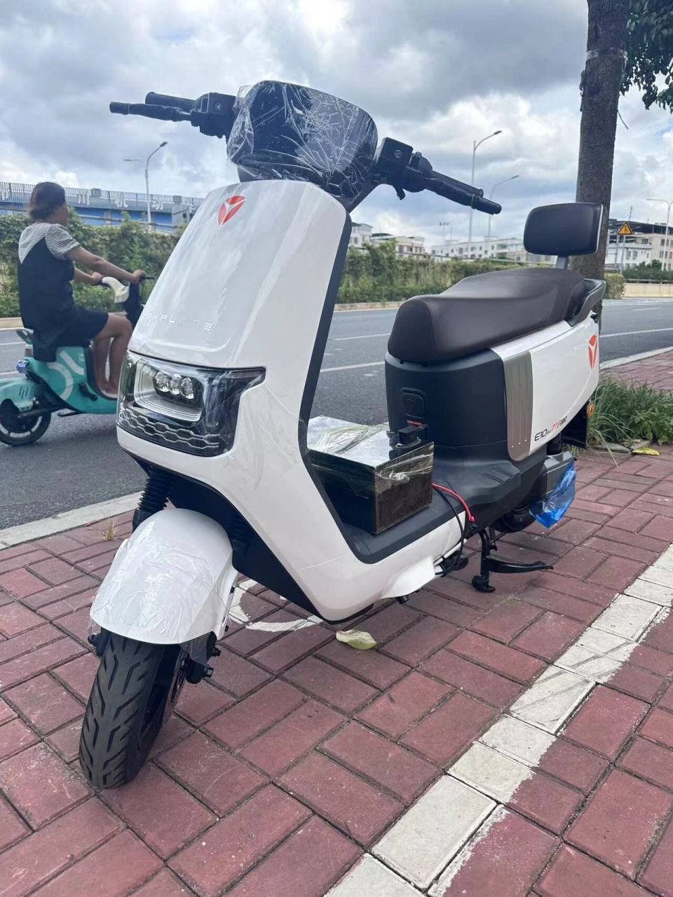 雅迪路虎冠能系列e10电动车01 雅迪冠能探索e10电动车01三颗透镜